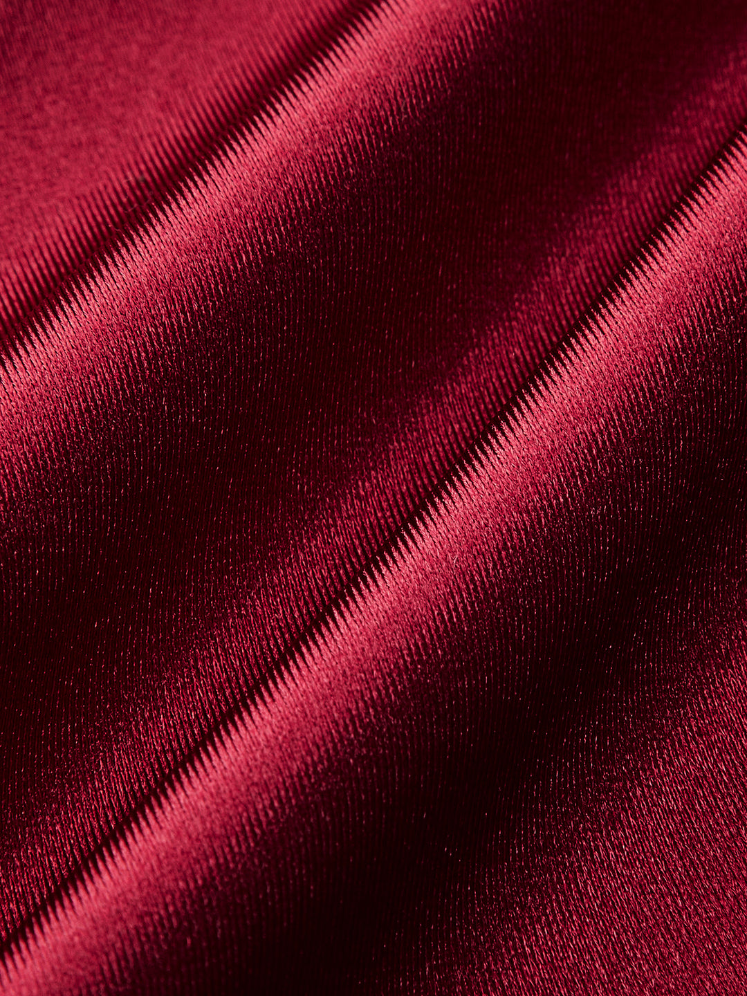 Vinröd glansig topp med draperad byst
