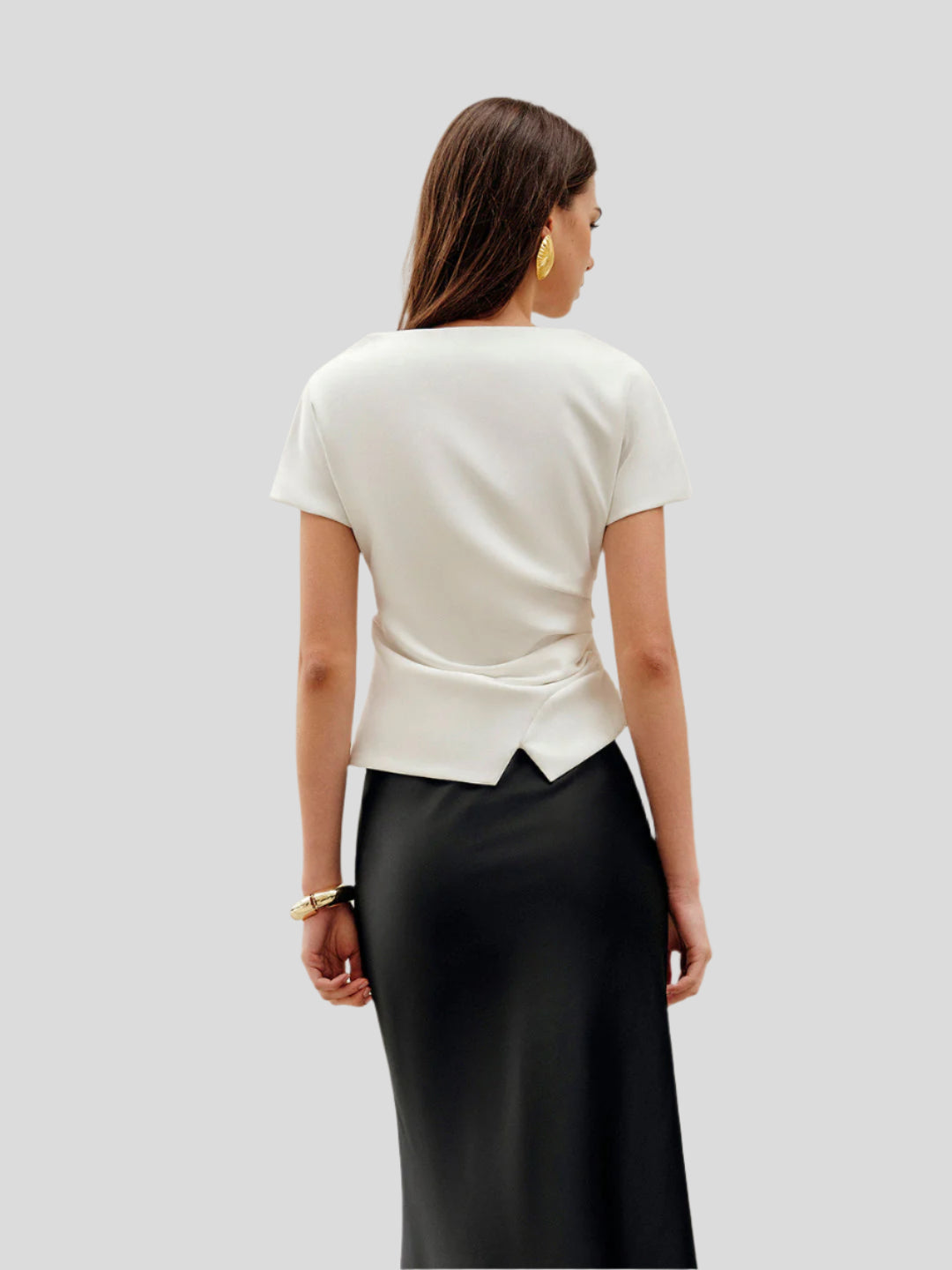 Draperad topp med asymmetrisk kant