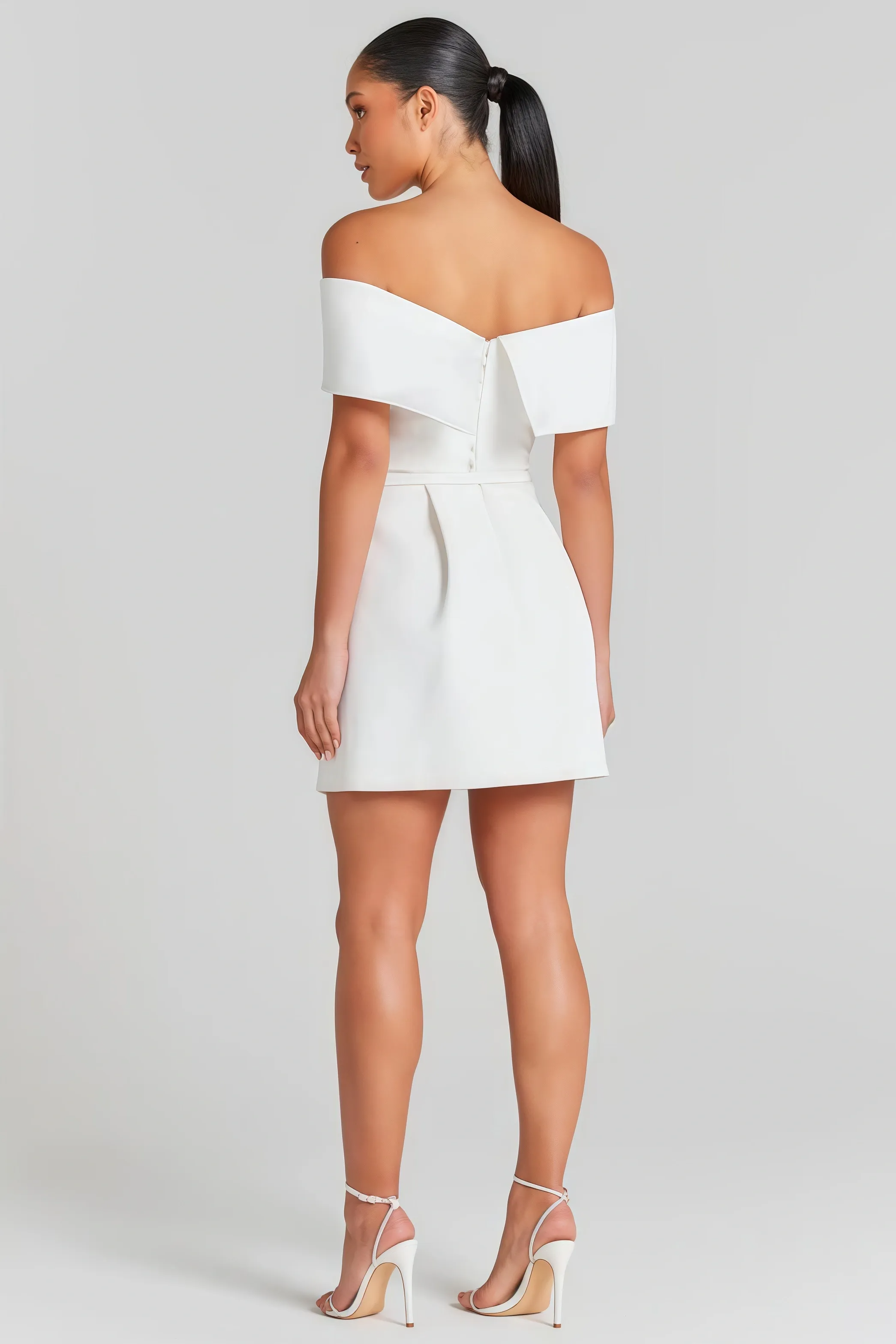 Vit off-shoulder miniklänning med bälte
