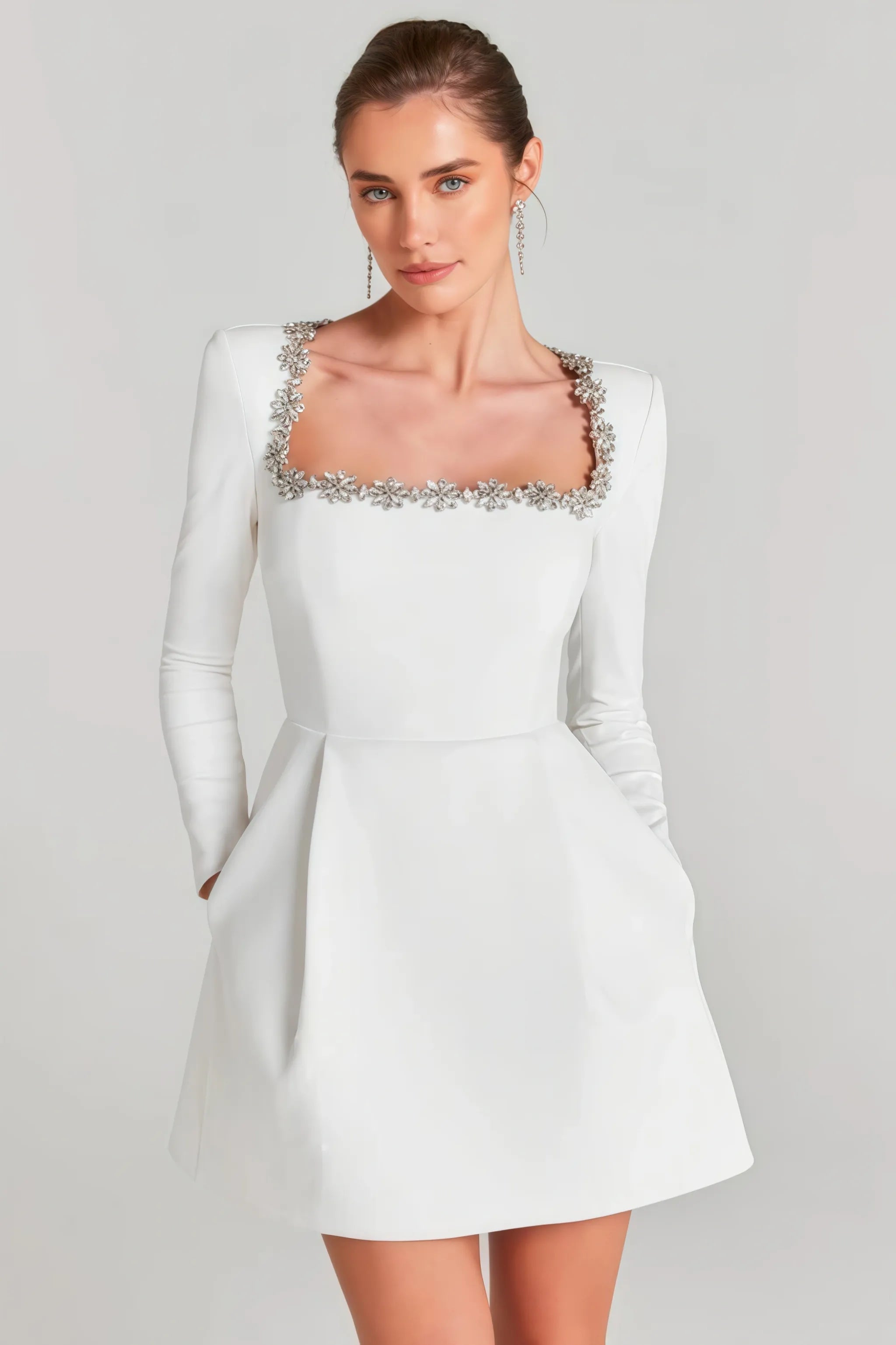 Vit miniklänning med långa ärmar och dekorerad fyrkantig urringning