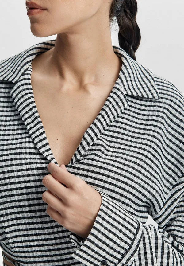 Svartvit randig omlottopp med krage