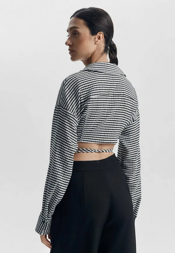 Svartvit randig omlottopp med krage