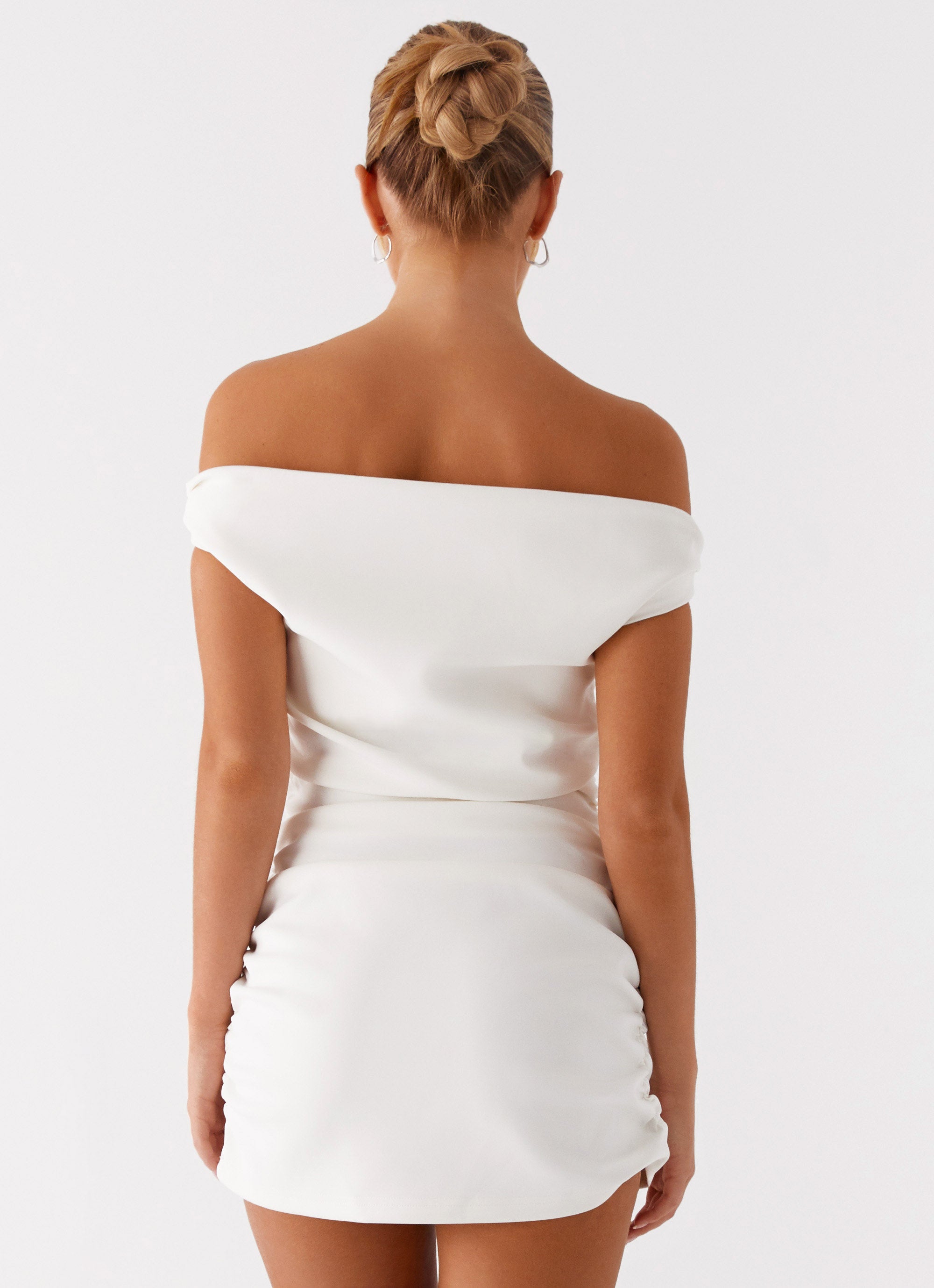 Vit off-shoulder miniklänning med drapering