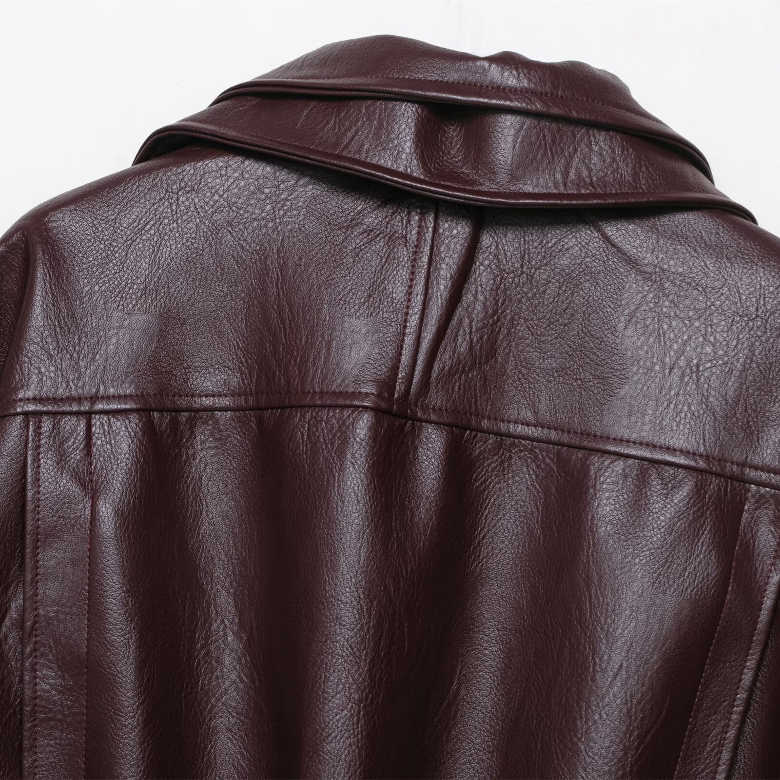 Vinröd bikerjacka med bälte och hög krage