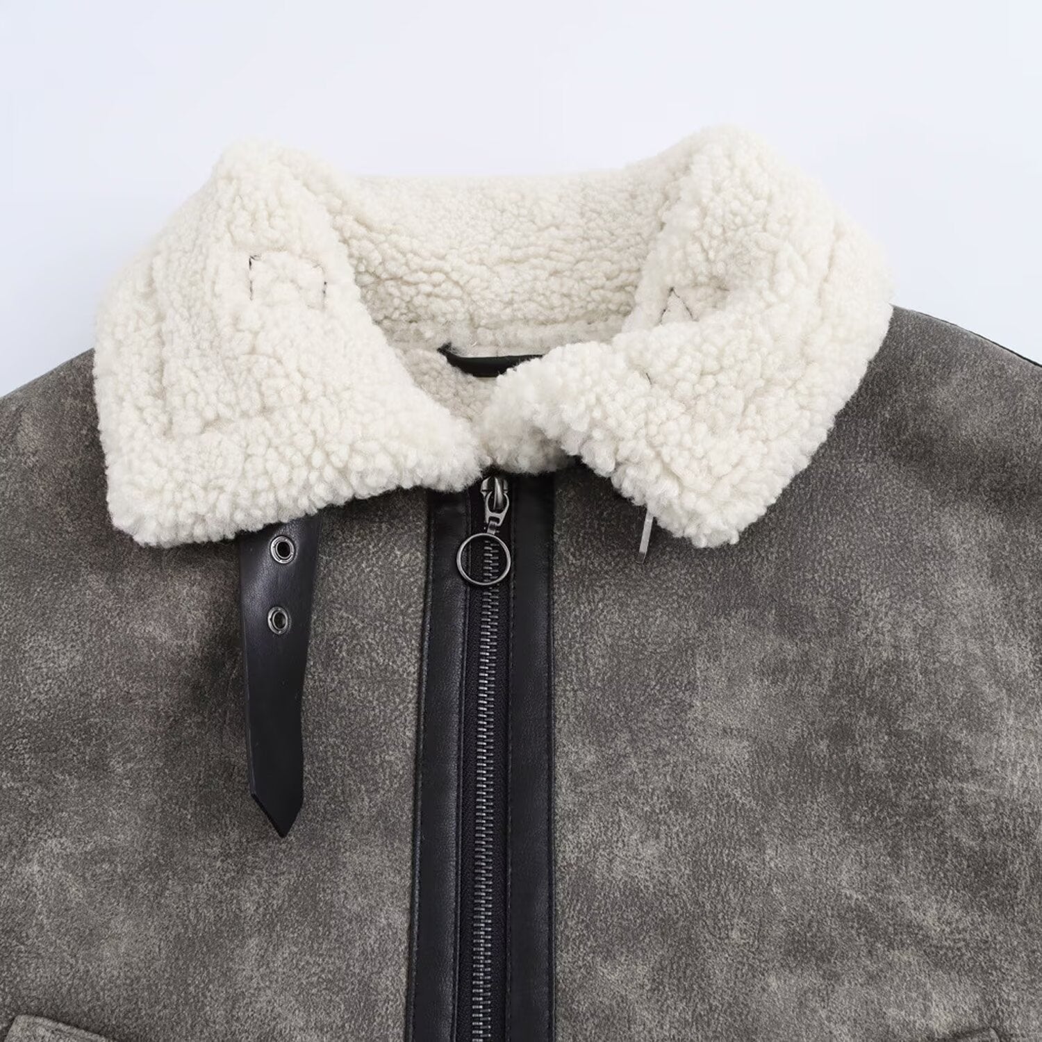 Kort jacka med ståkrage och spänndetaljer