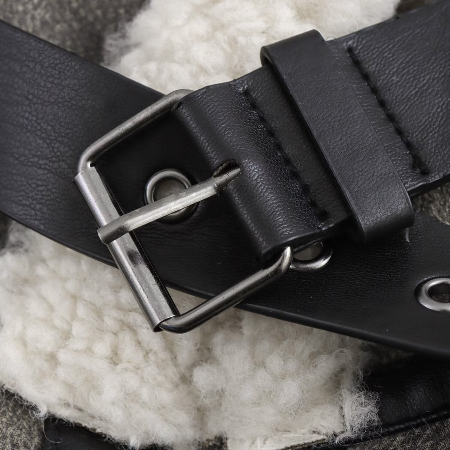 Kort jacka med ståkrage och spänndetaljer