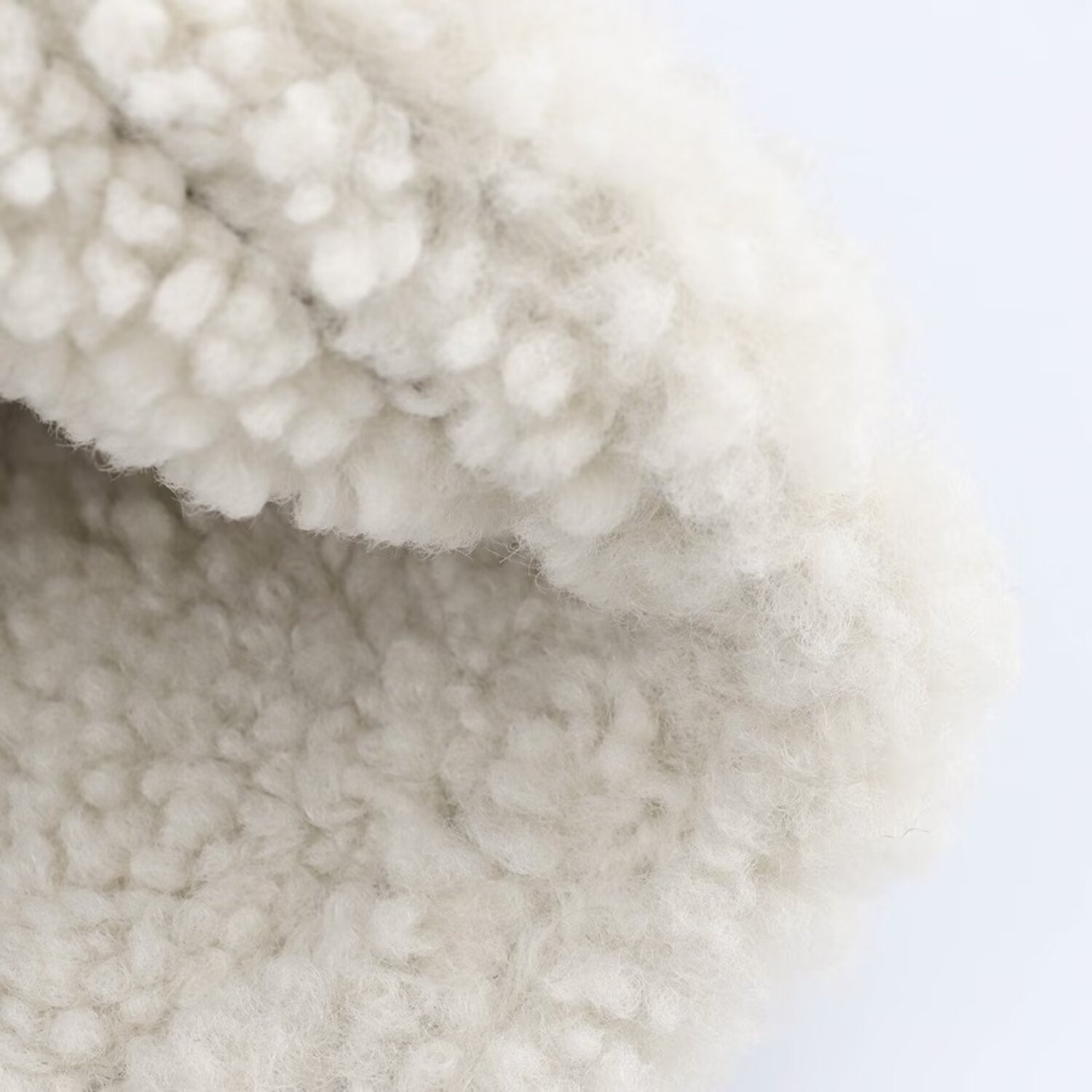 Kort jacka med ståkrage och spänndetaljer