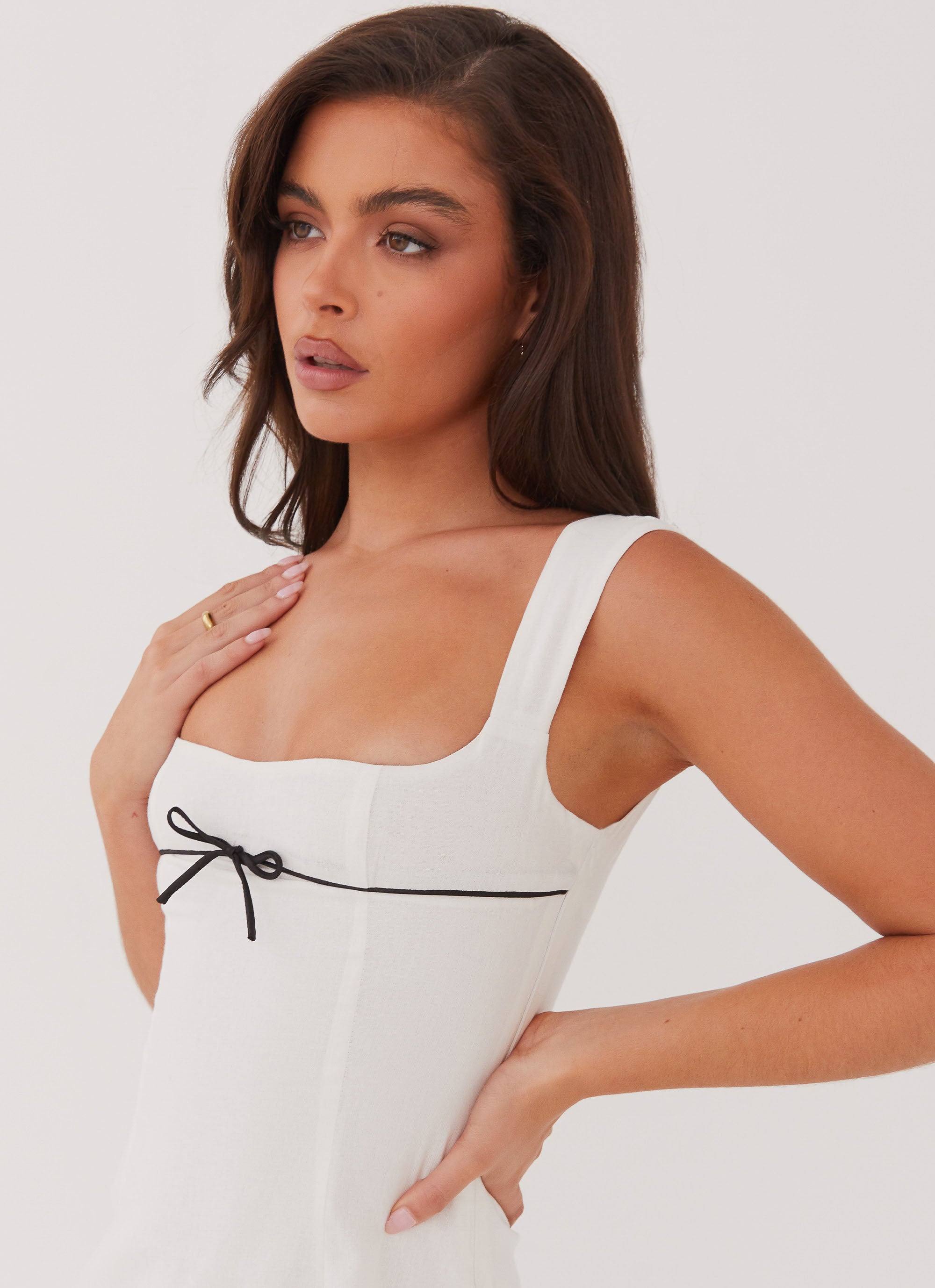 Vit miniklänning med svart rosettdetalj