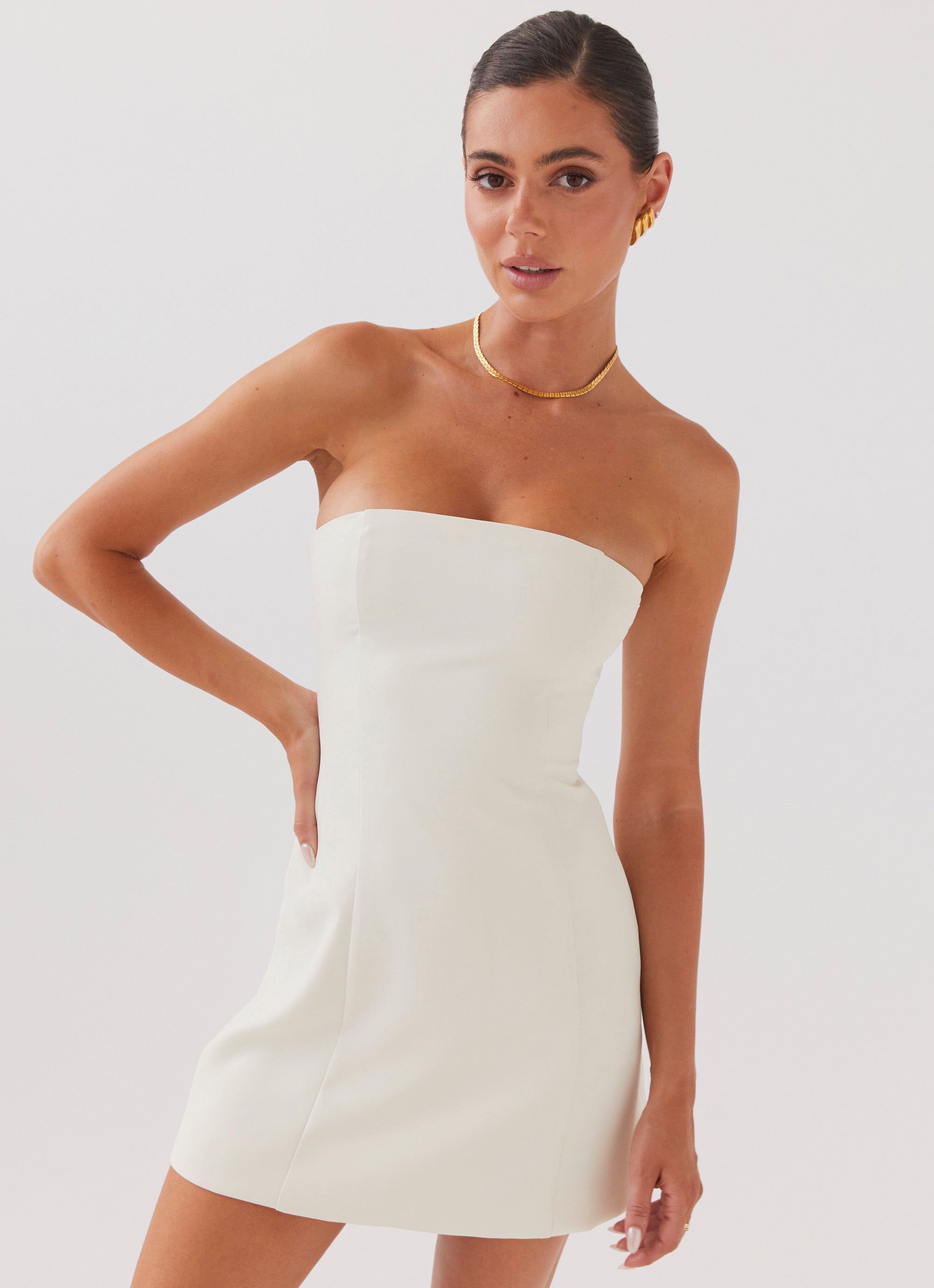 Vit off-shoulder miniklänning med drapering