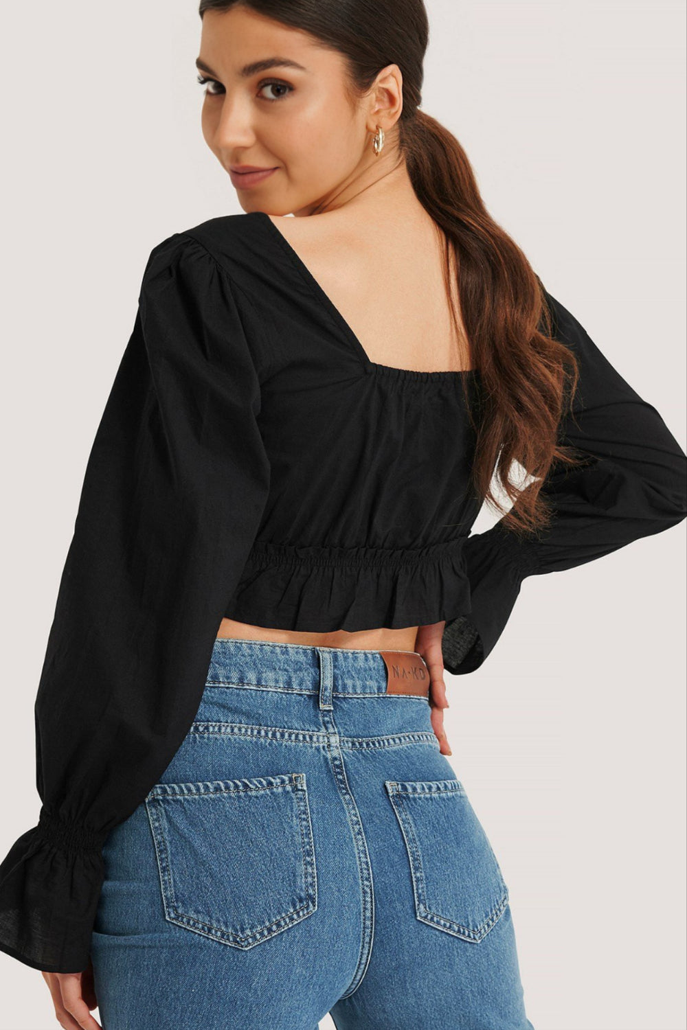 BLUS MED FYRKANTIG HALSNING