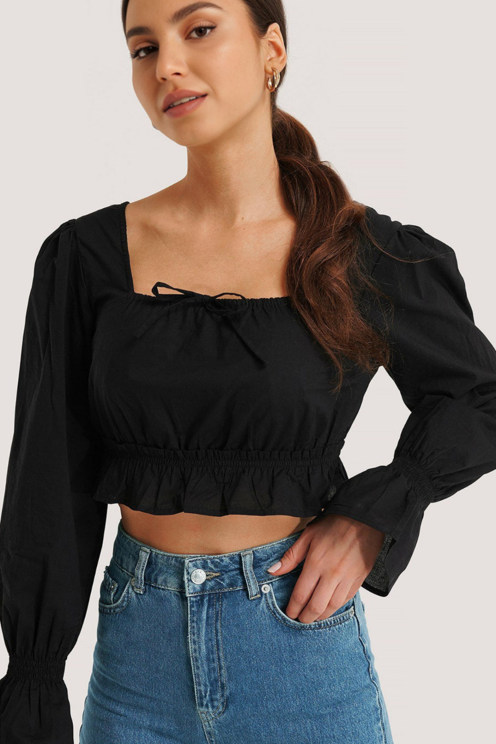 BLUS MED FYRKANTIG HALSNING