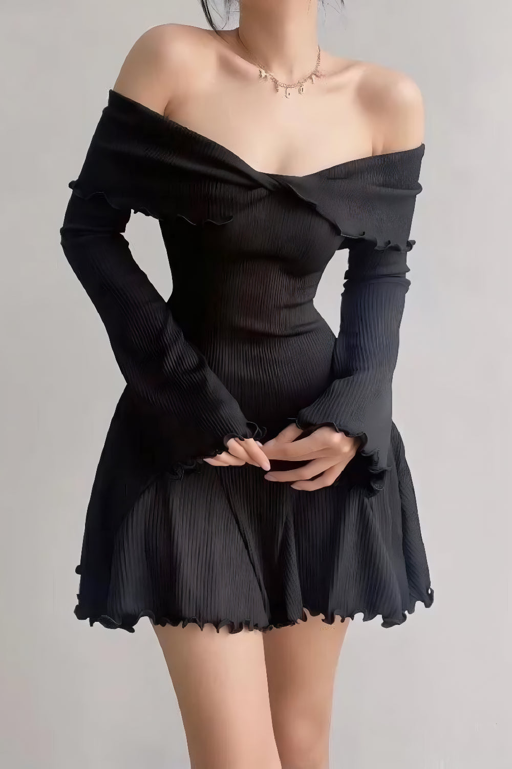 ELENA OFF-SHOULDER STICKAD KLÄNNING