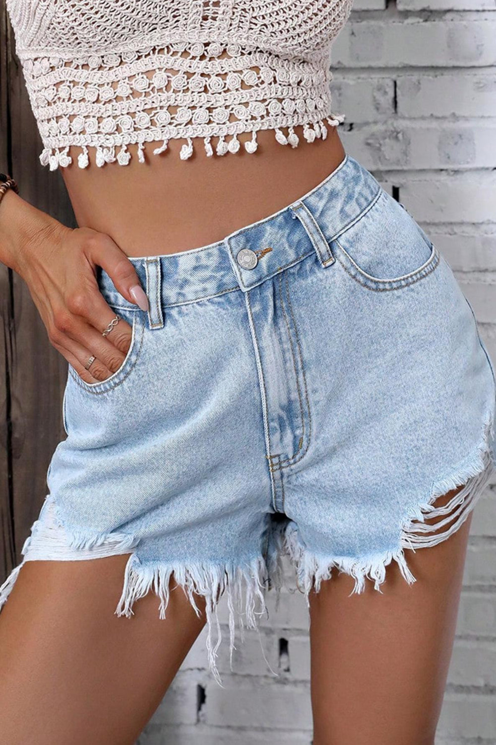 HÖG MIDJA OCH RIVNA JEANSSHORTS