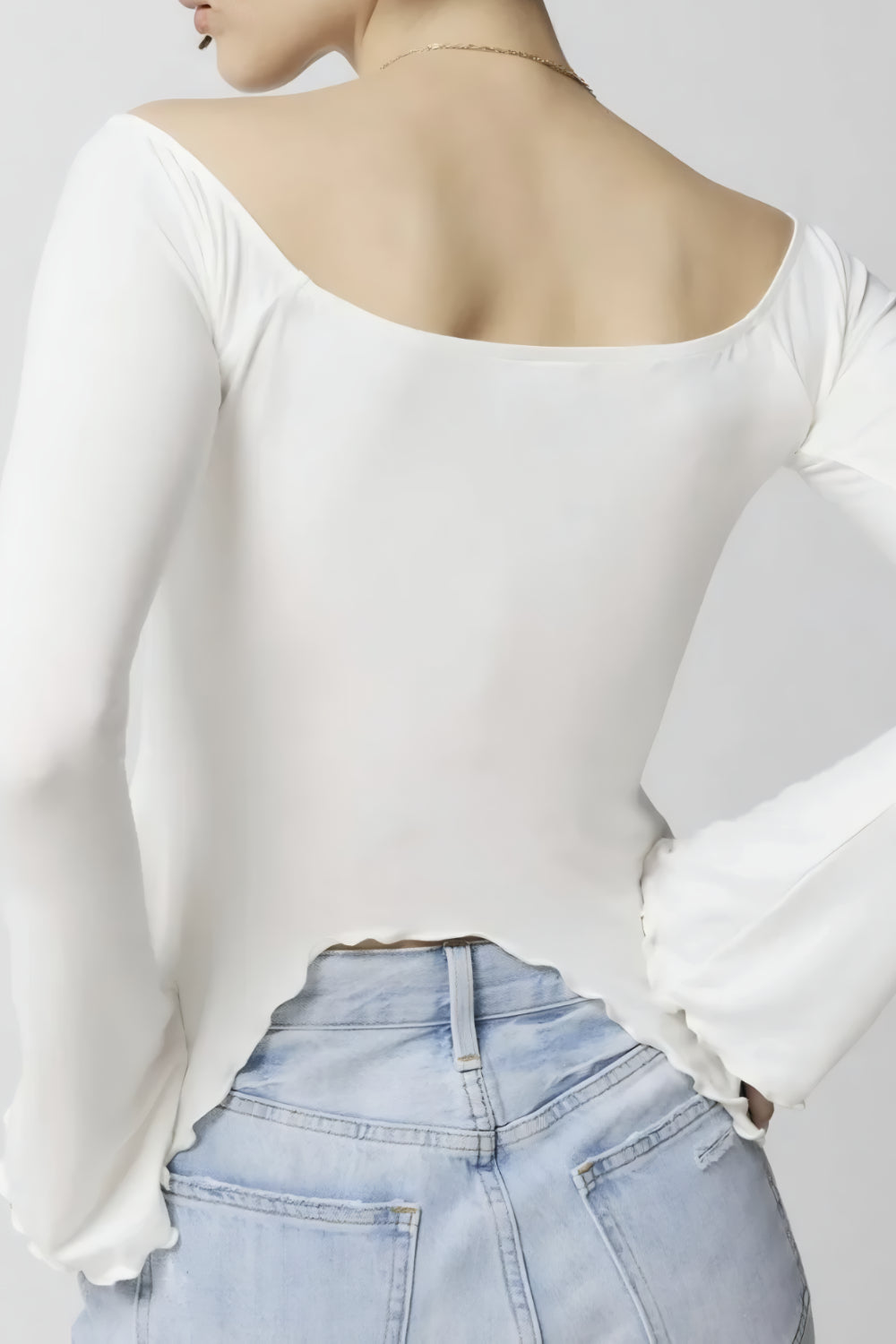 AMARA OFF-SHOULDER TOPP MED UTSVÄNDA ÄRMAR