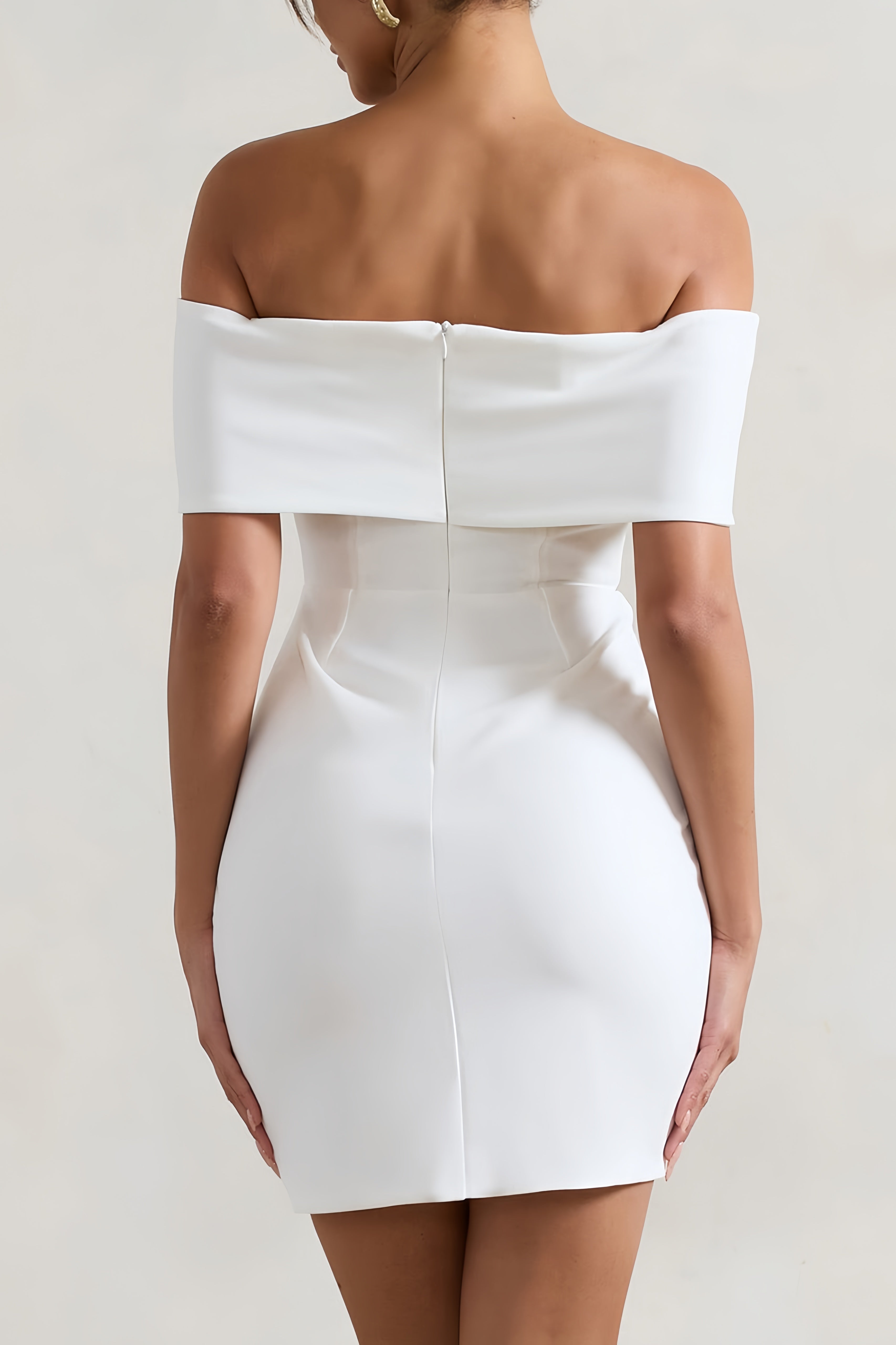 Vit off-shoulder miniklänning med rosettdetalj och nyckelhål
