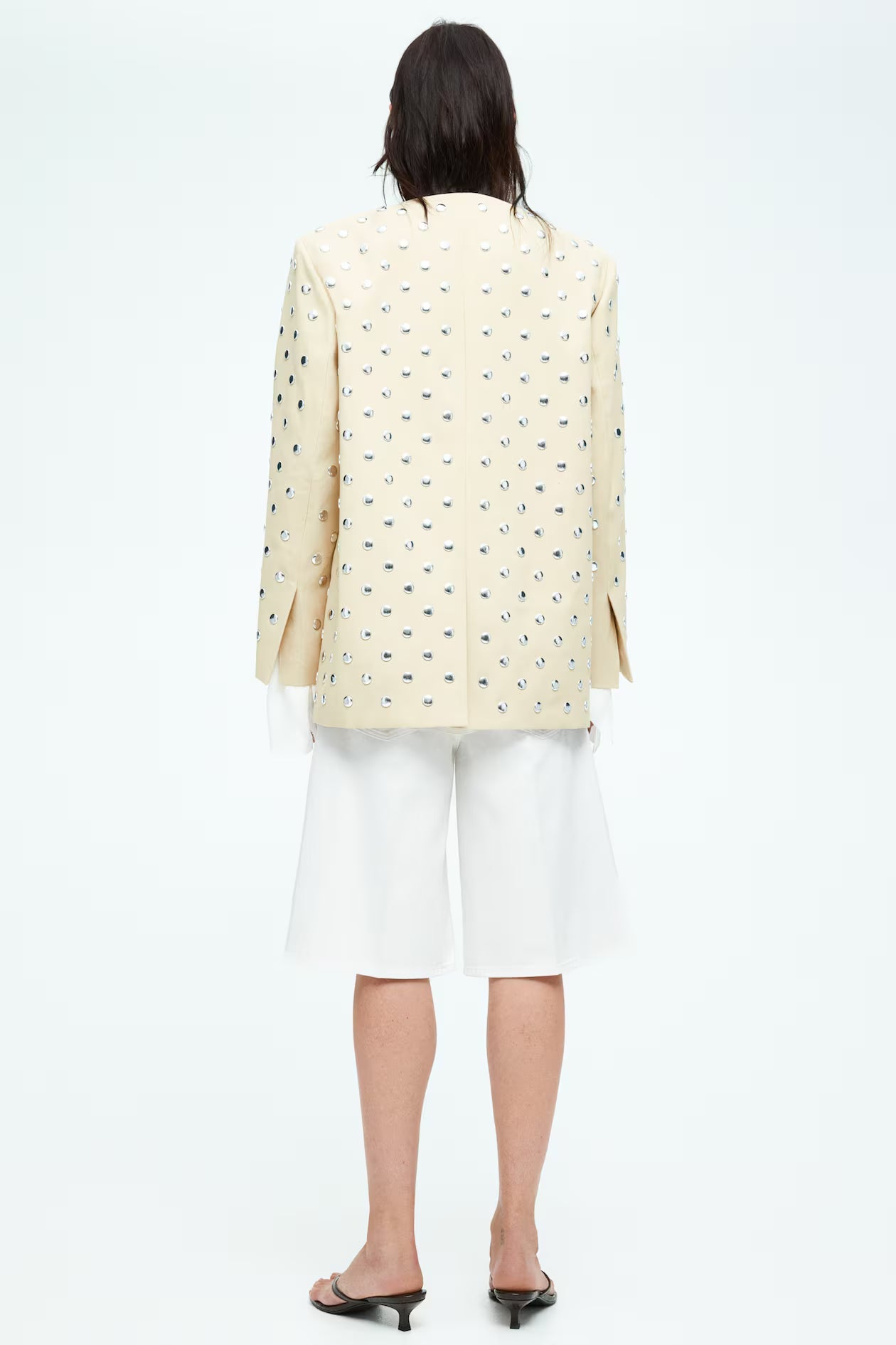 Creme kavaj med silvernitar