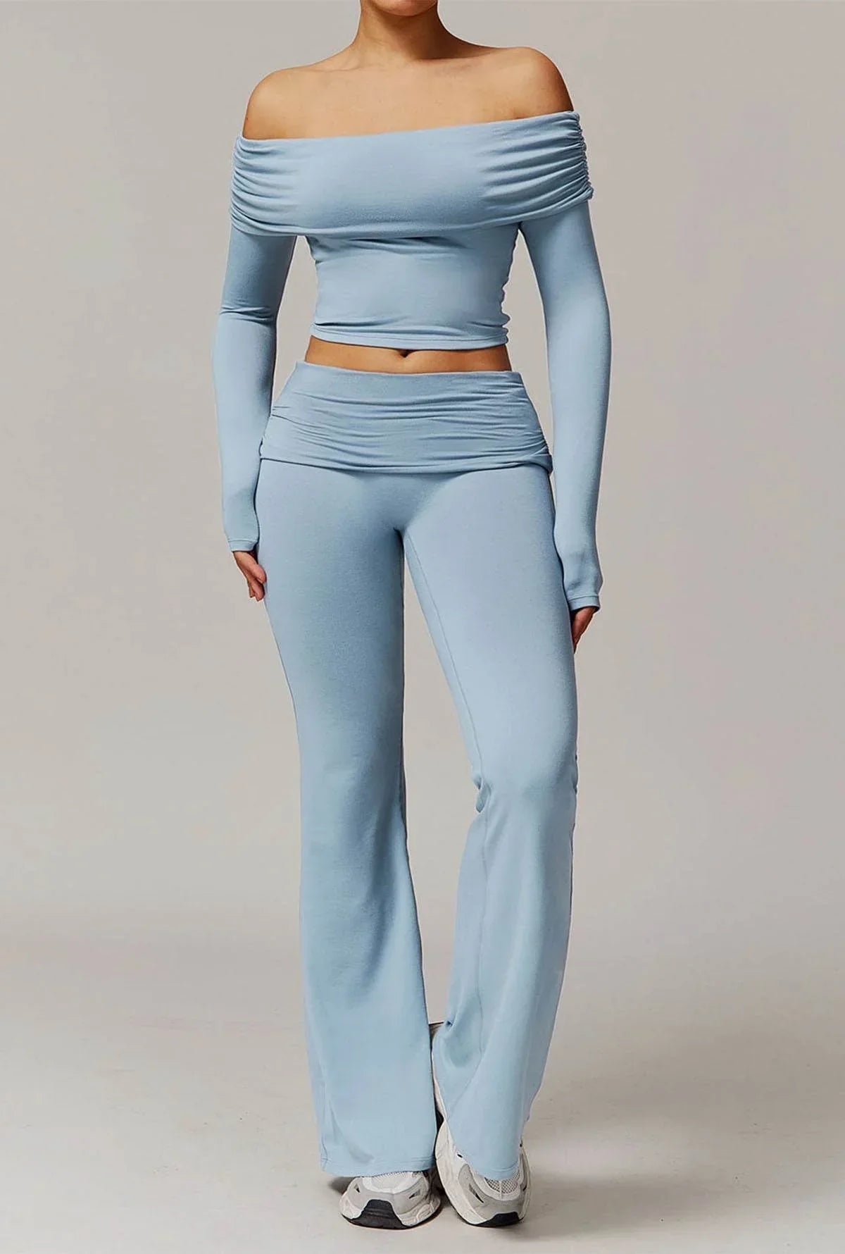 Off-shoulder set med utsvängda byxor
