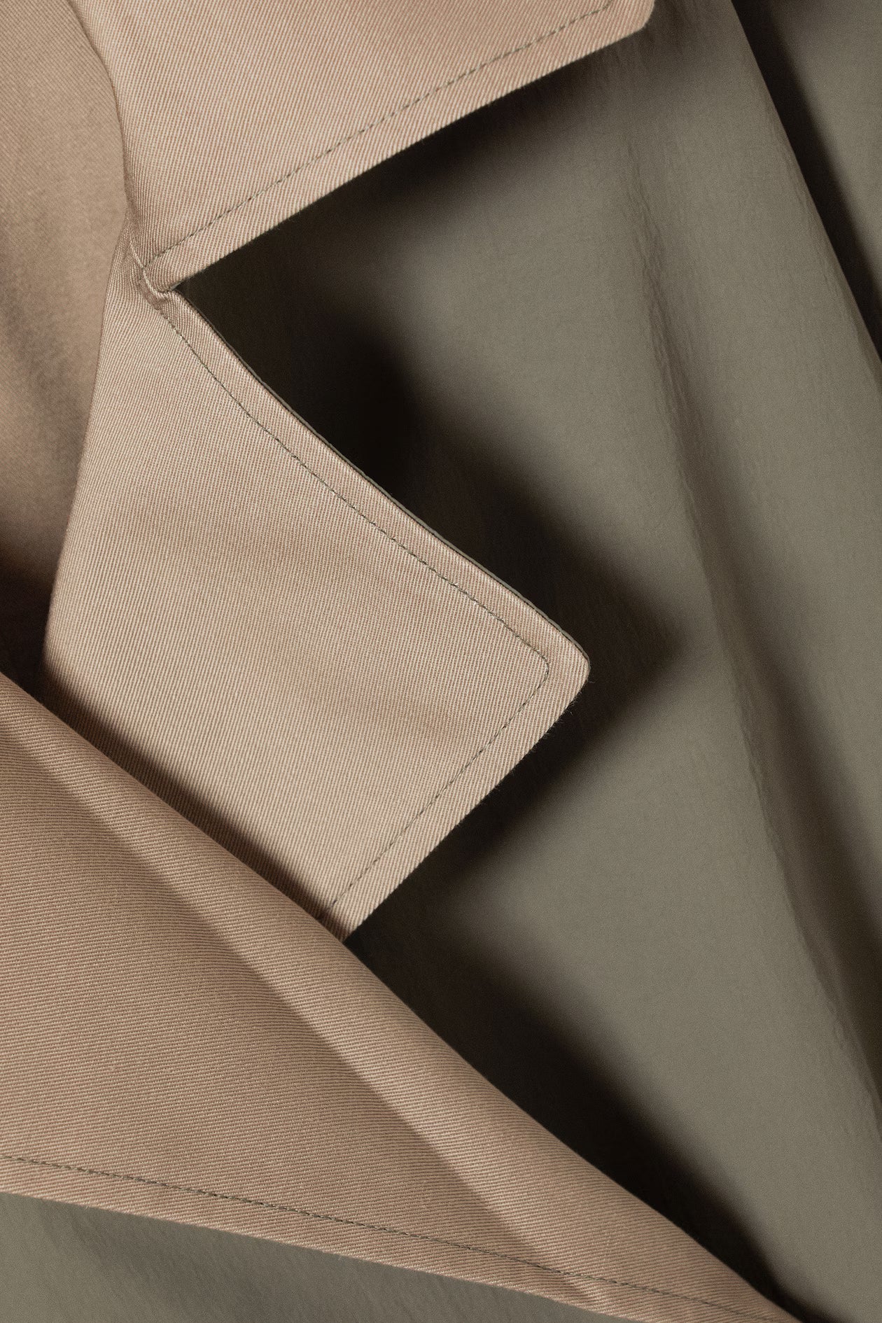 Kaki kort trenchjacka med knytskärp och kontrastkrage