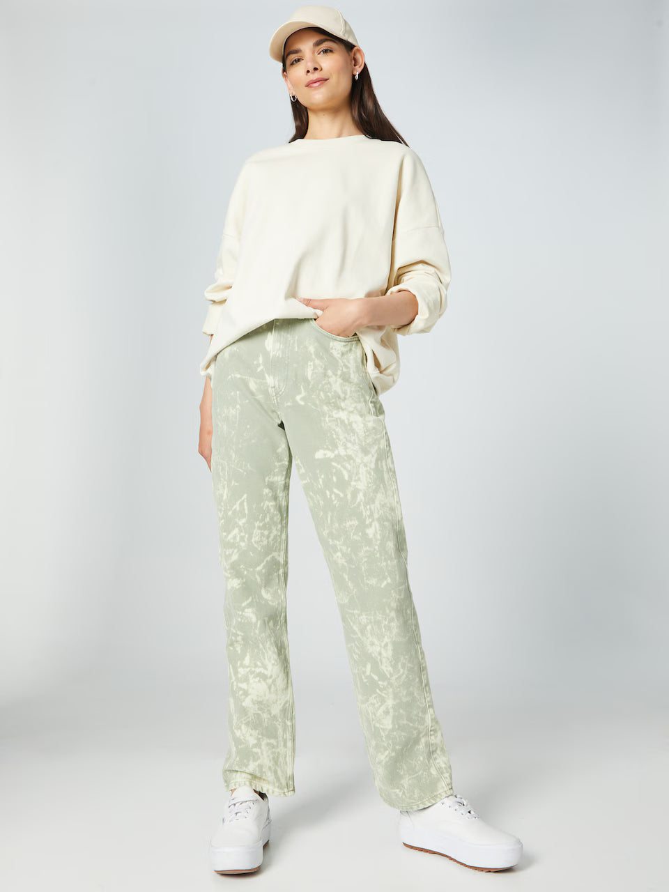 Krämfärgad oversize sweatshirt med nedhasade axlar