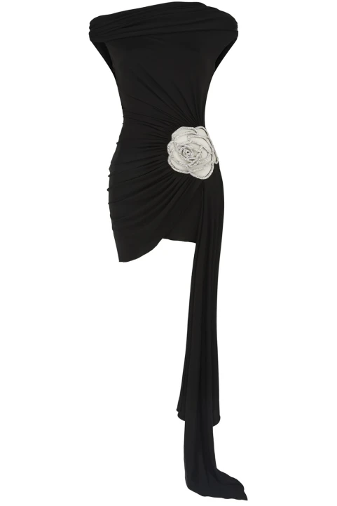 Asymmetrisk svart miniklänning med rosapplikation och axelband