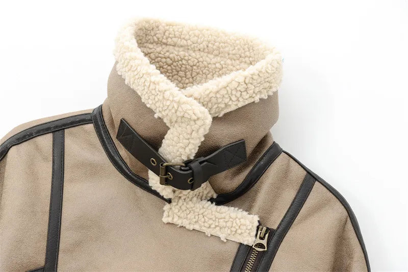 Beige jacka med mjuk krage & kontrastdetaljer