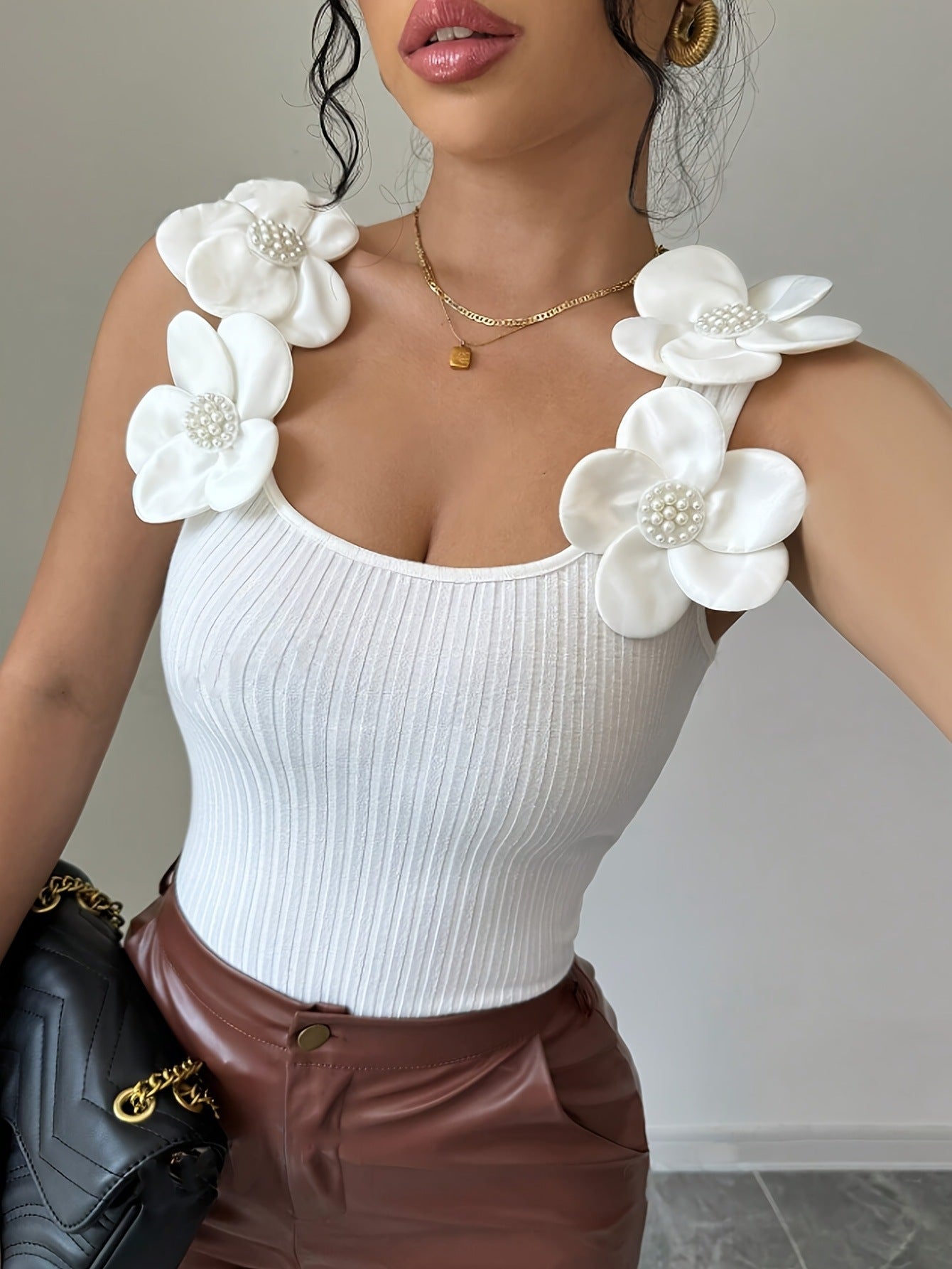 Stickad vit topp med elegant blomma