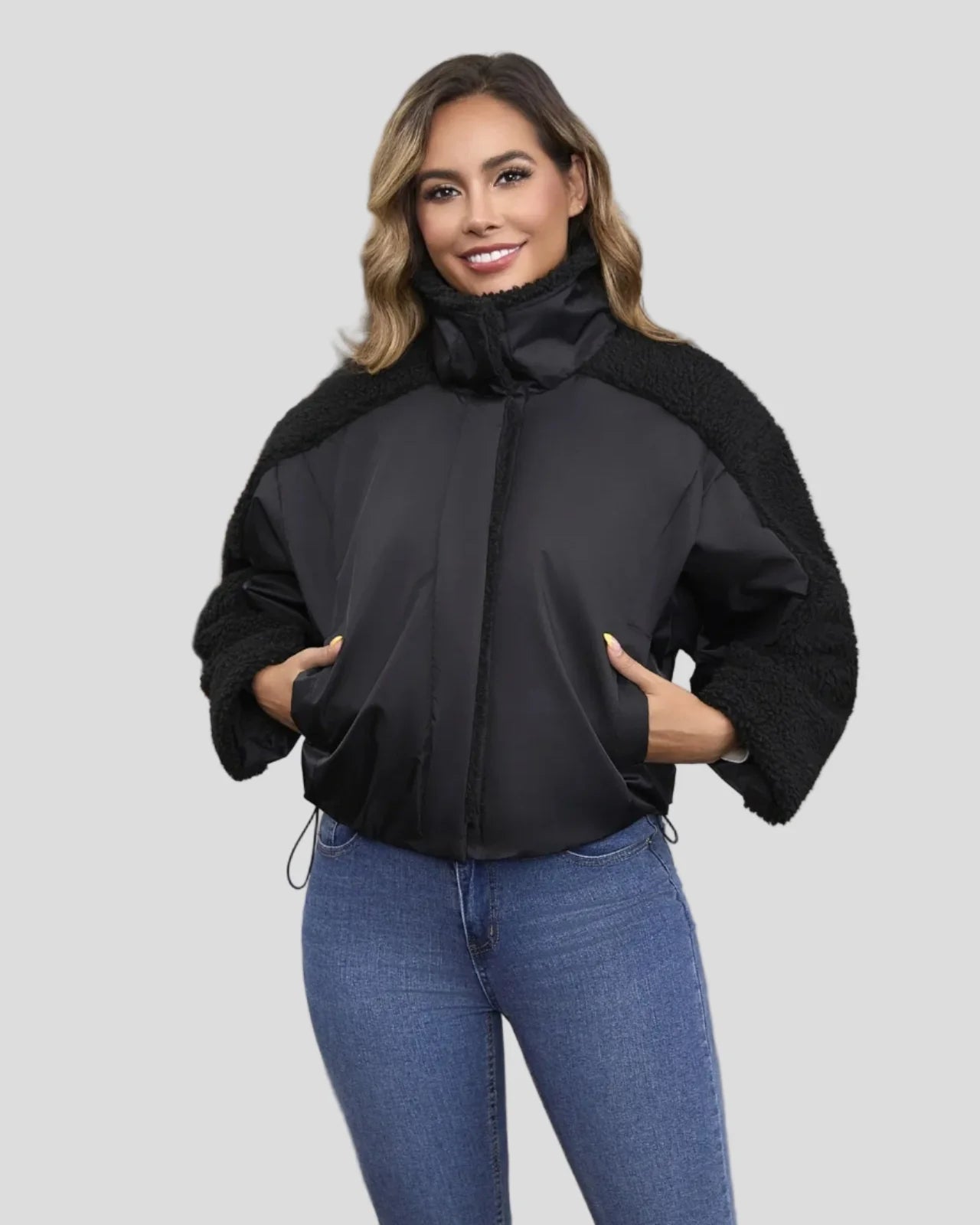 Pufferjacka med hög krage och texturerade ärmar – dragsko i fåll