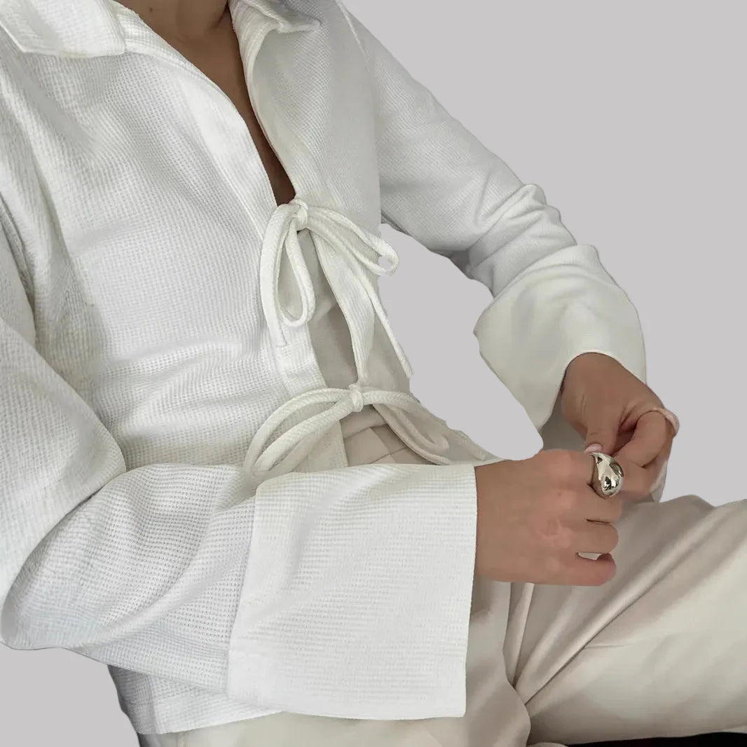 Blus med knytning fram och krage