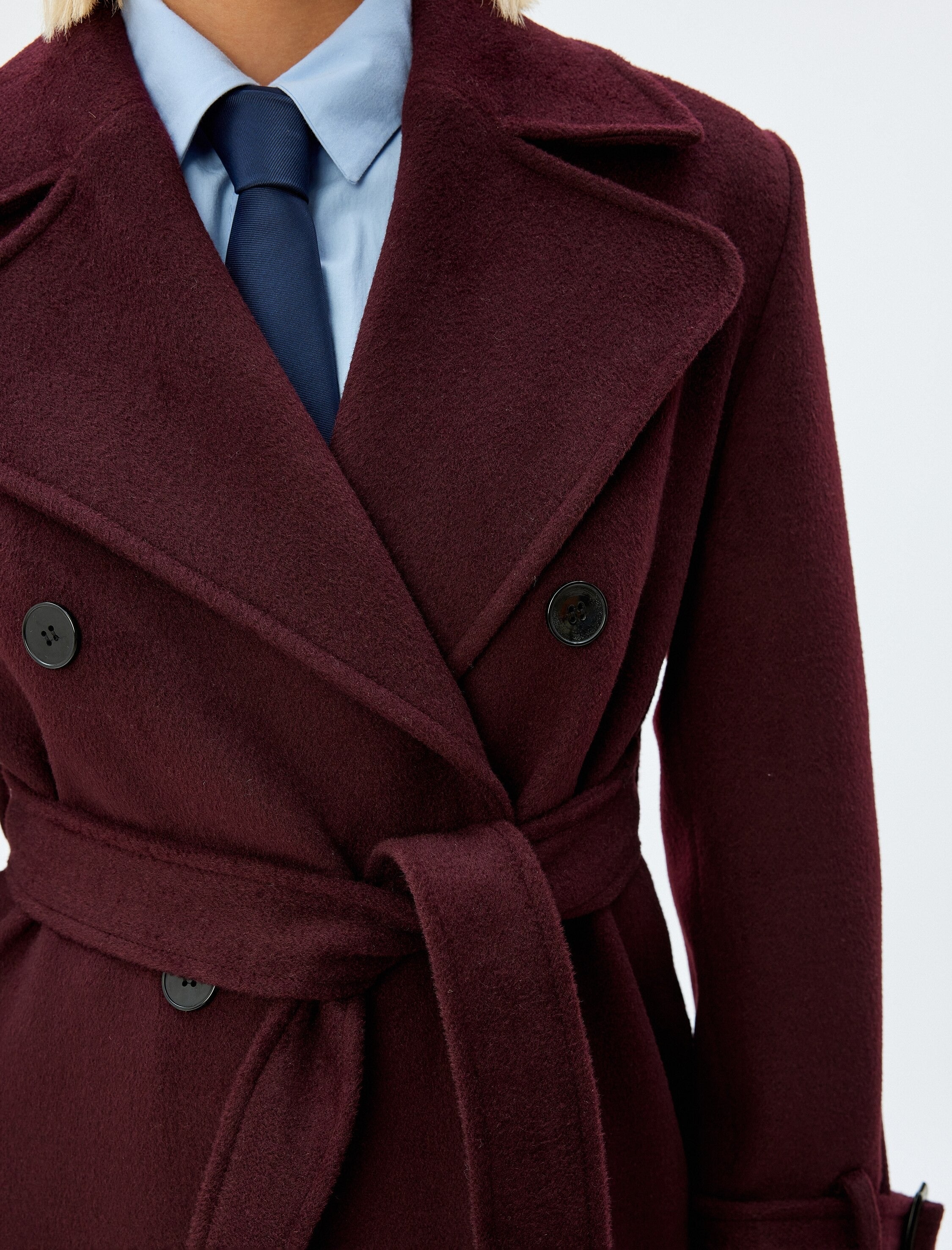 Vinröd lång trenchcoat med knytskärp