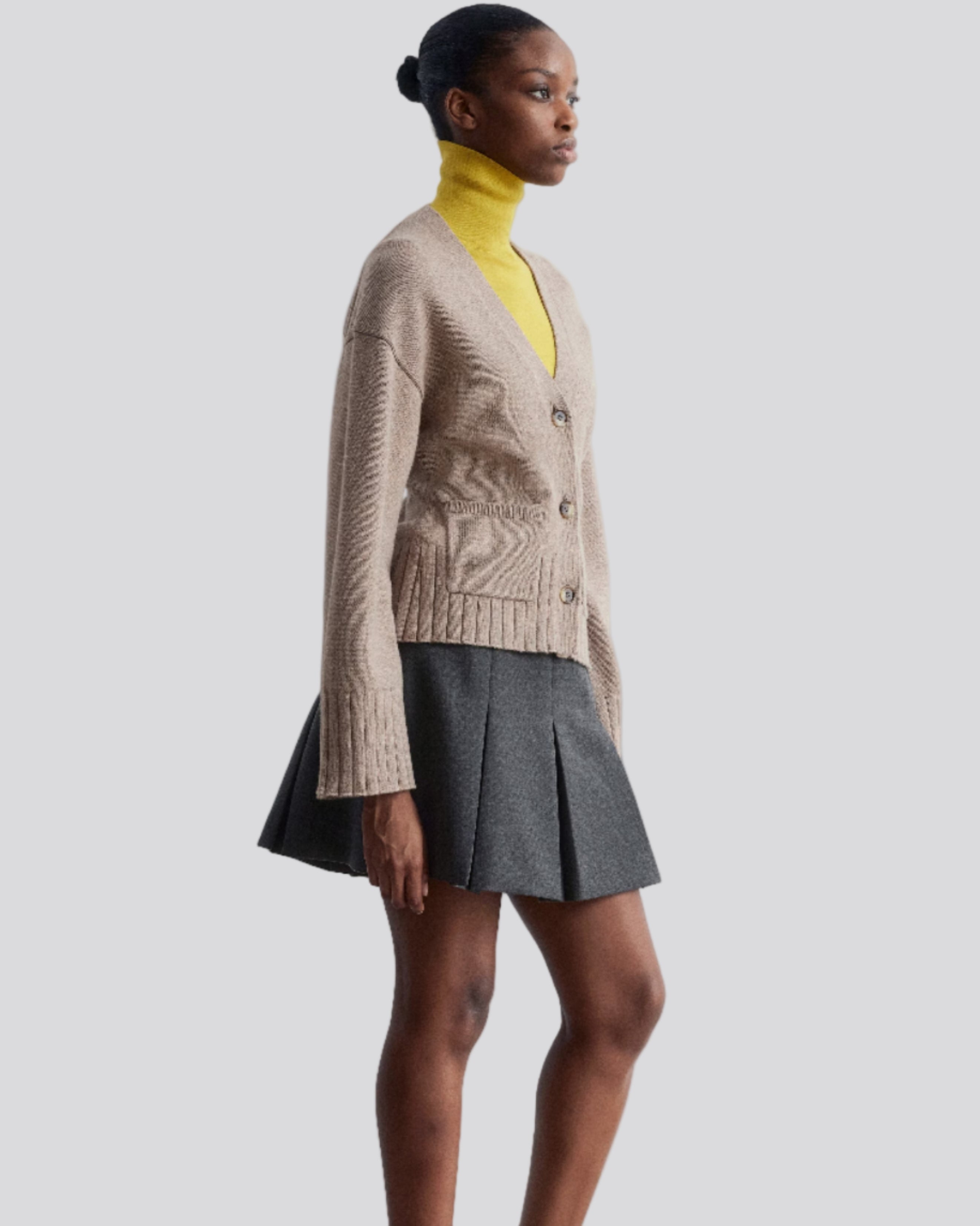 V-ringad kofta med knappar och patchfickor