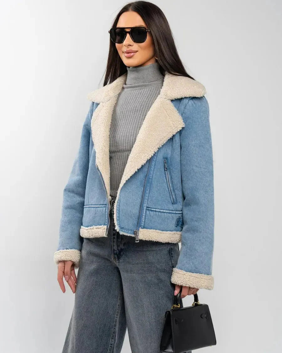 Ljusblå jeansjacka med asymmetrisk dragkedja och krämfärgad kant