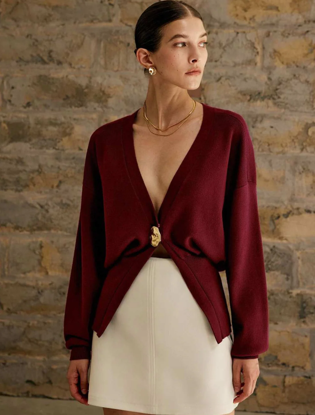 Kofta med skulpterad knapp och v-ringning