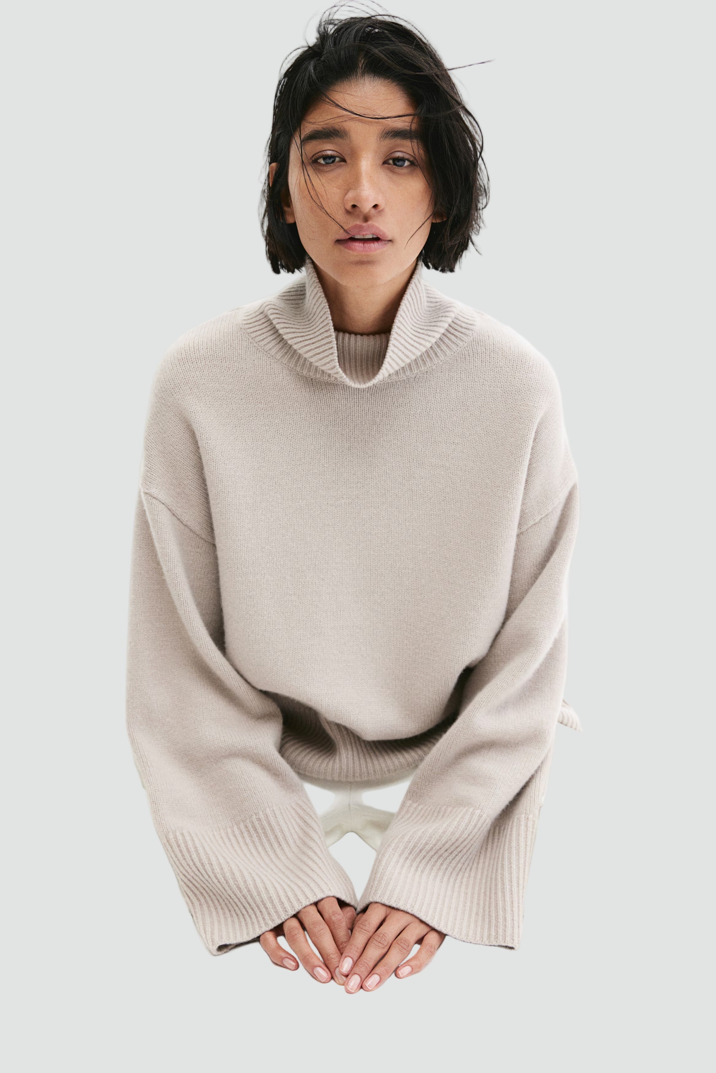 tickad tröja med hög hals och vida ärmar