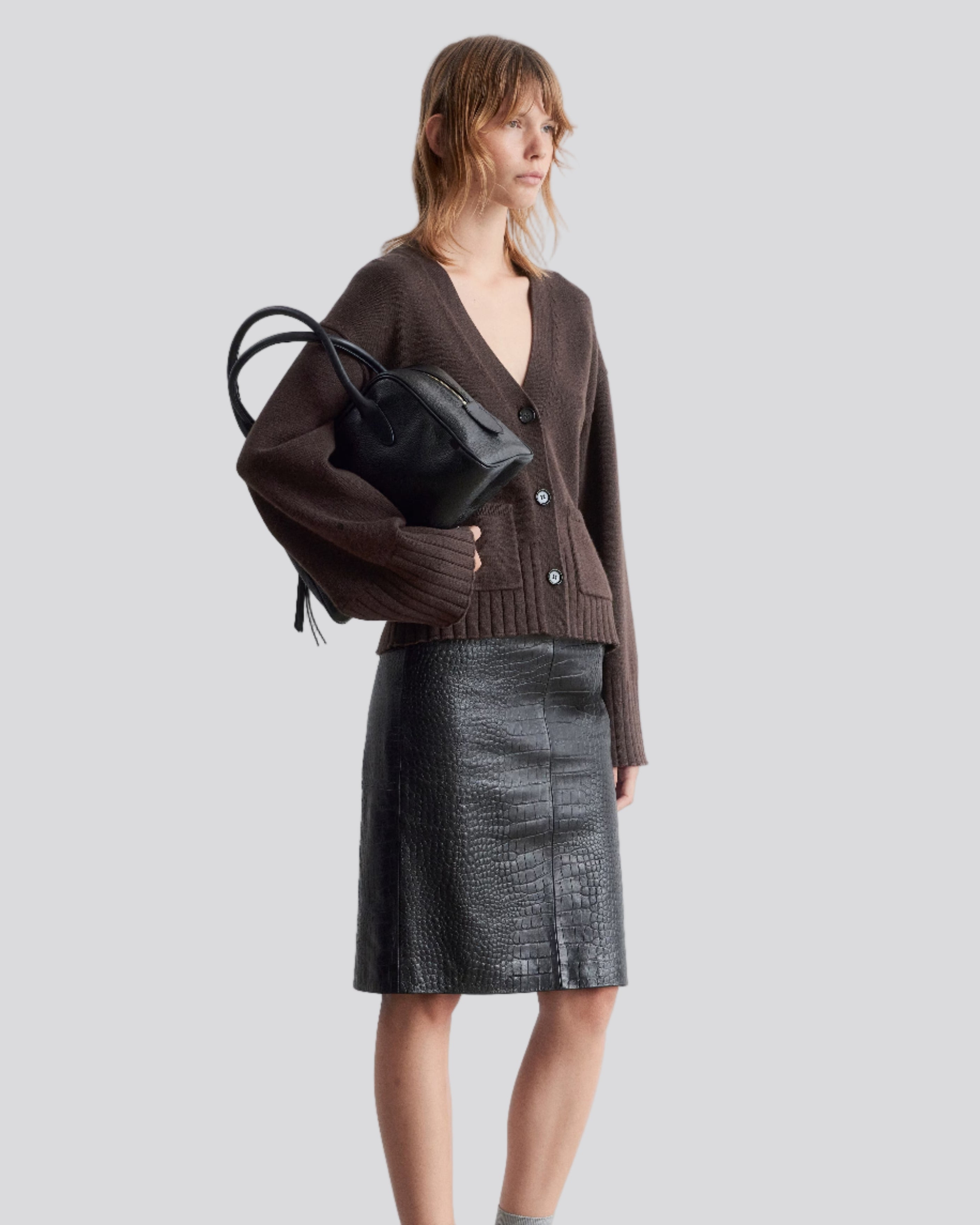 V-ringad kofta med knappar och patchfickor