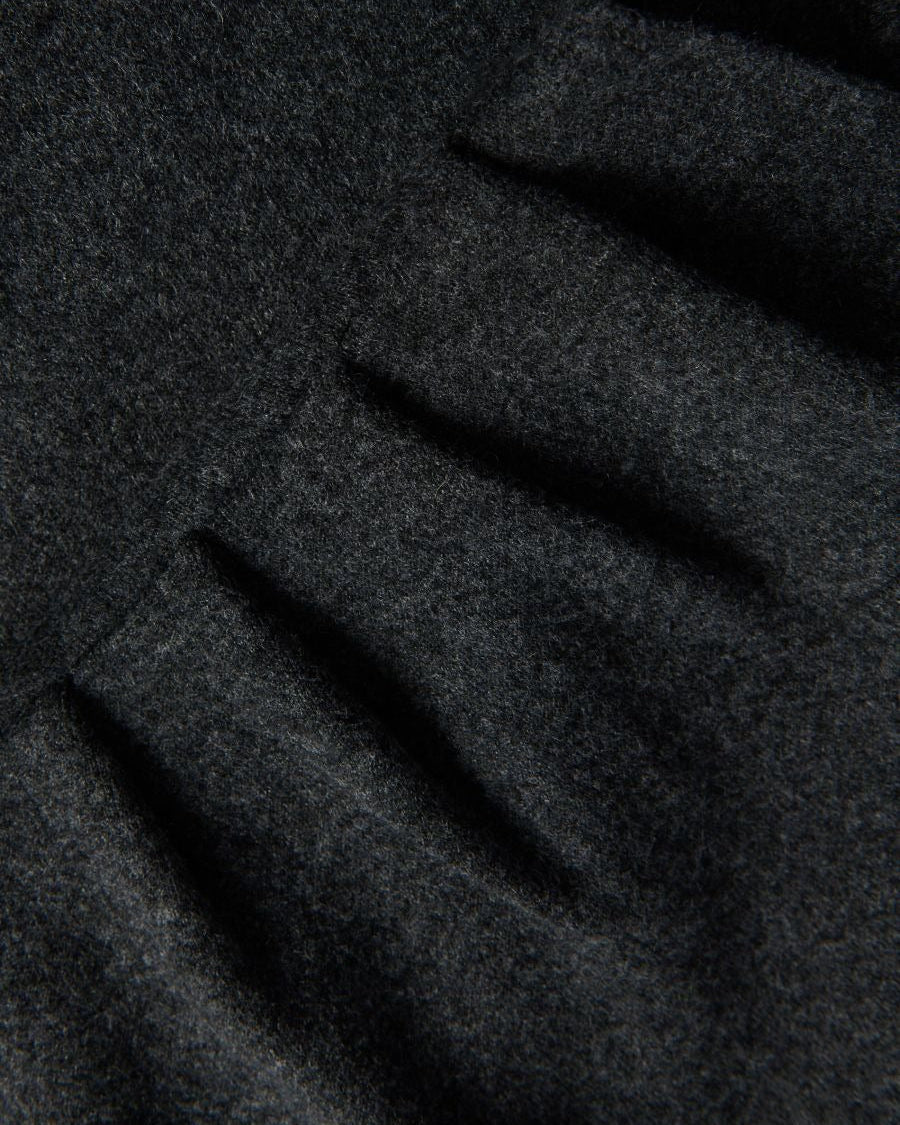 Antracitgrå draperad poncho med asymmetrisk fåll