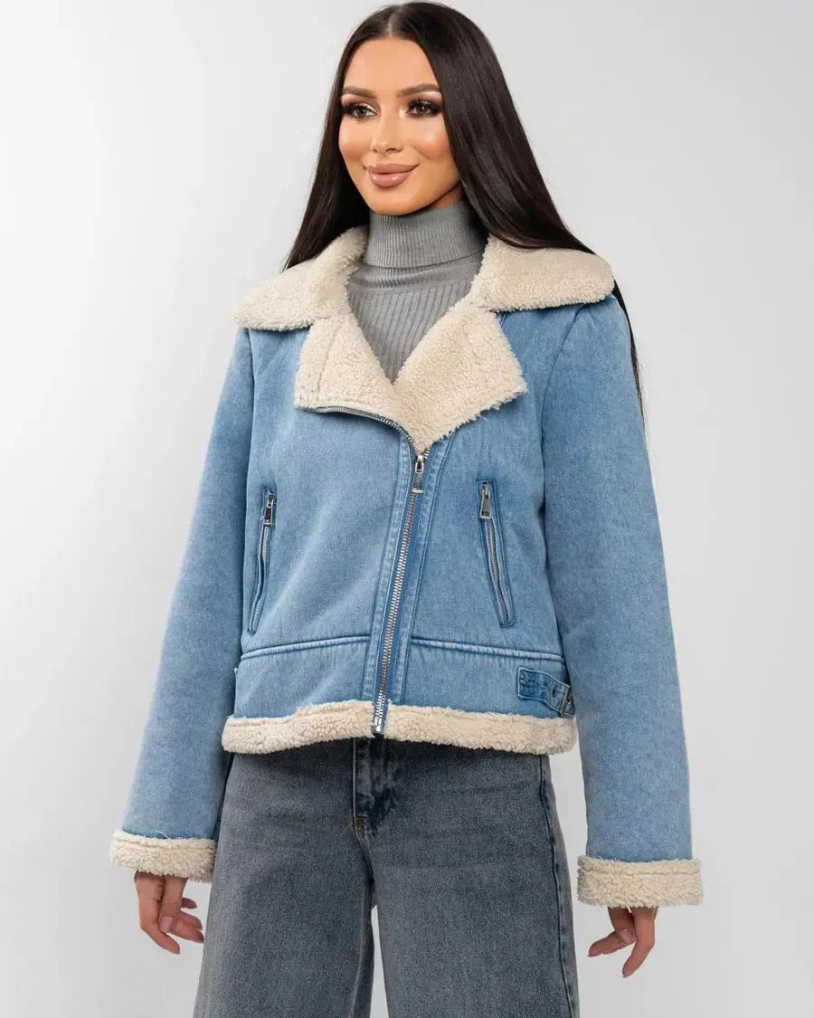 Ljusblå jeansjacka med asymmetrisk dragkedja och krämfärgad kant