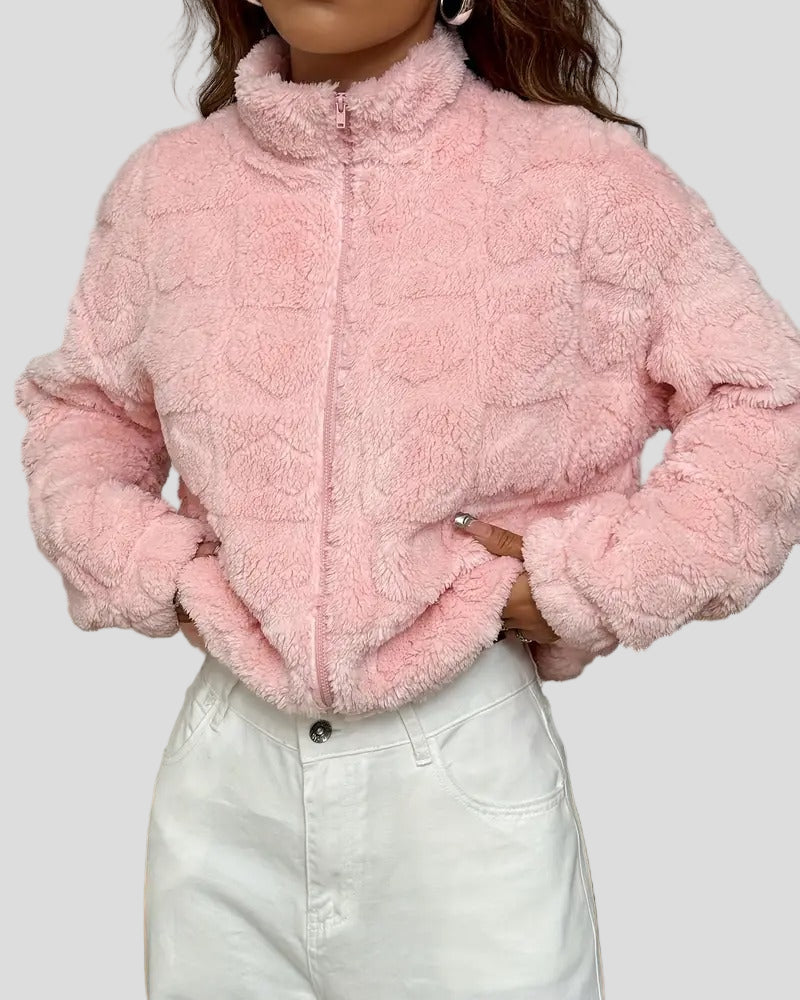 Rosa plyschjacka med hjärtstruktur och dragkedja