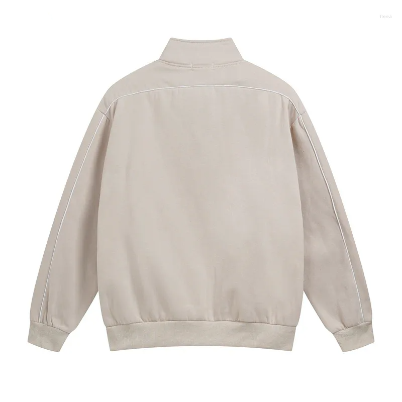 Jacka med hög krage, dragkedja och sidofickor