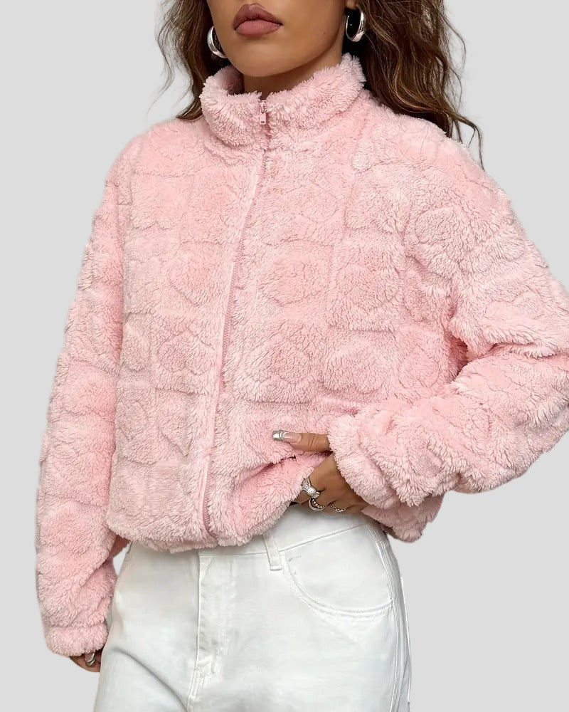 Rosa plyschjacka med hjärtstruktur och dragkedja