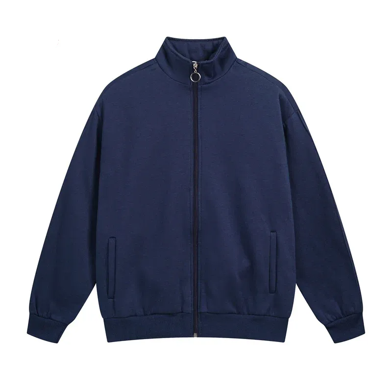 Jacka med hög krage, dragkedja och sidofickor