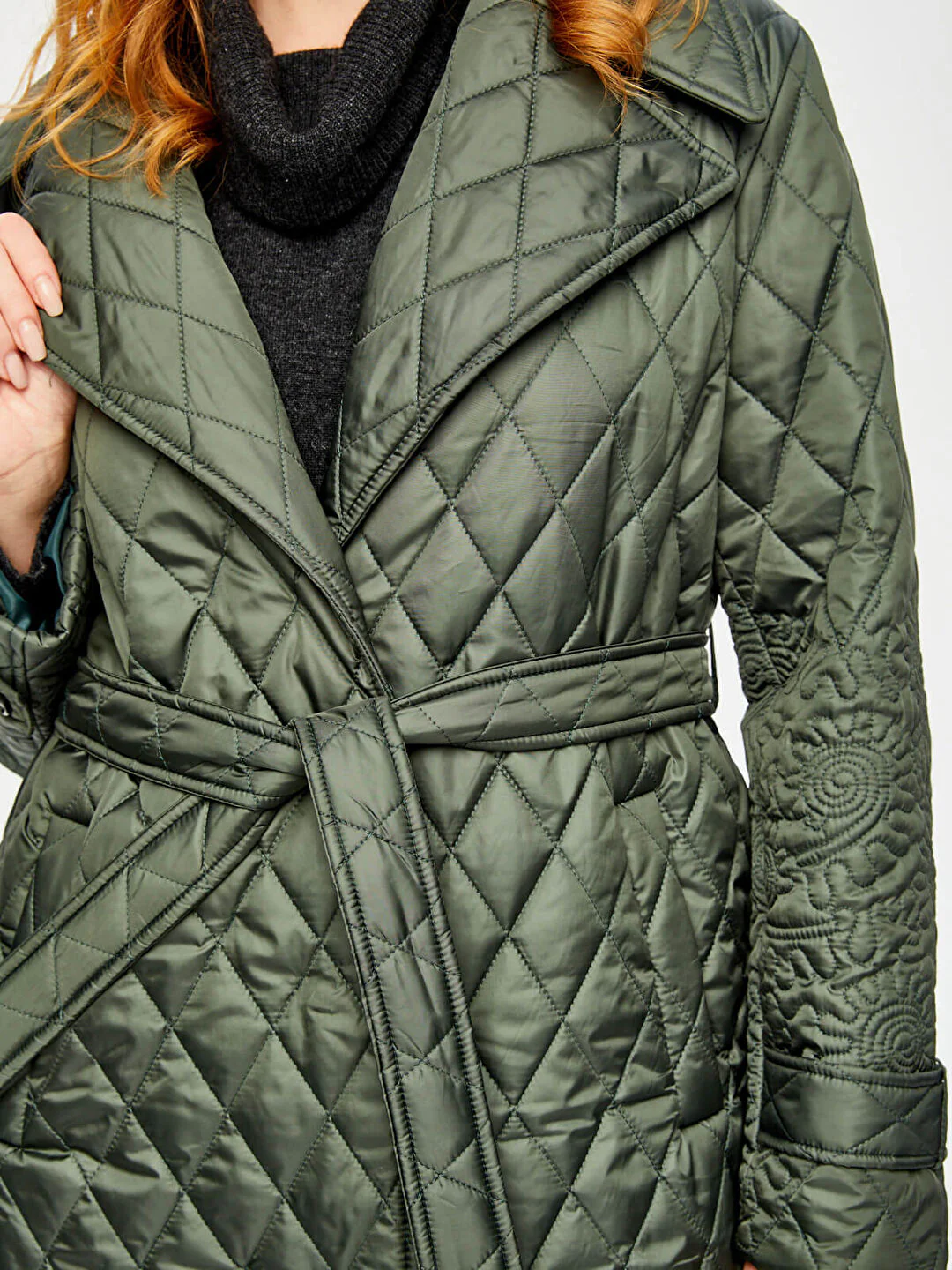 Quiltad lång kappa med blommiga detaljer