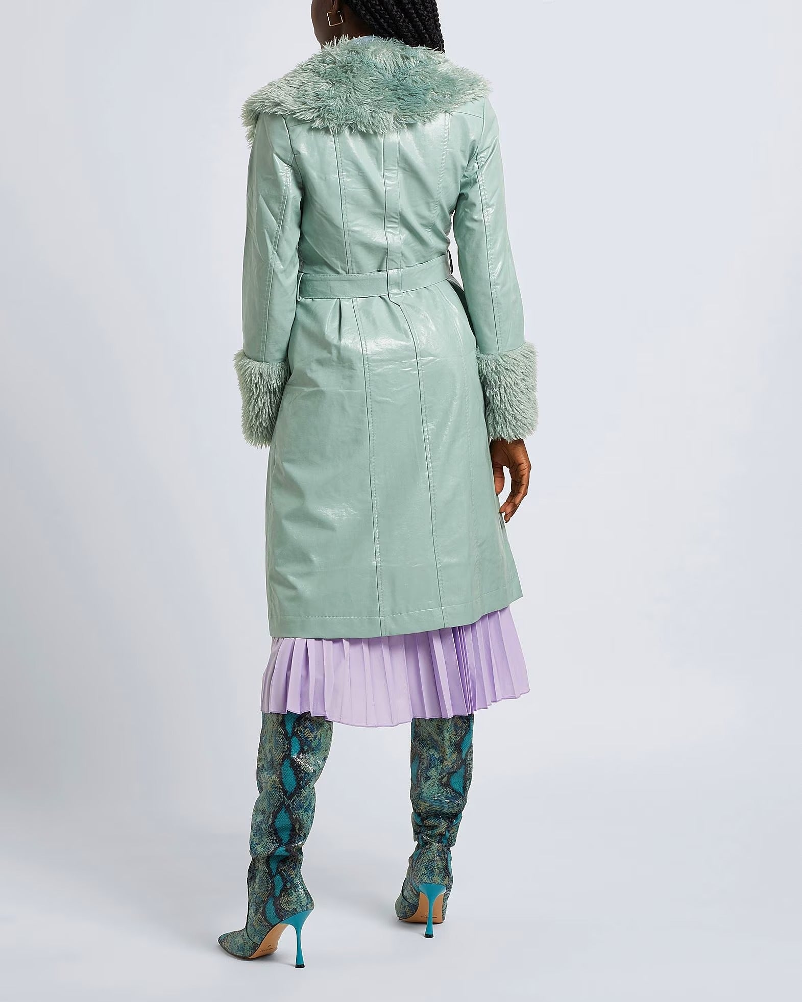 Grön lång kappa med fluffig krage och ärmslut