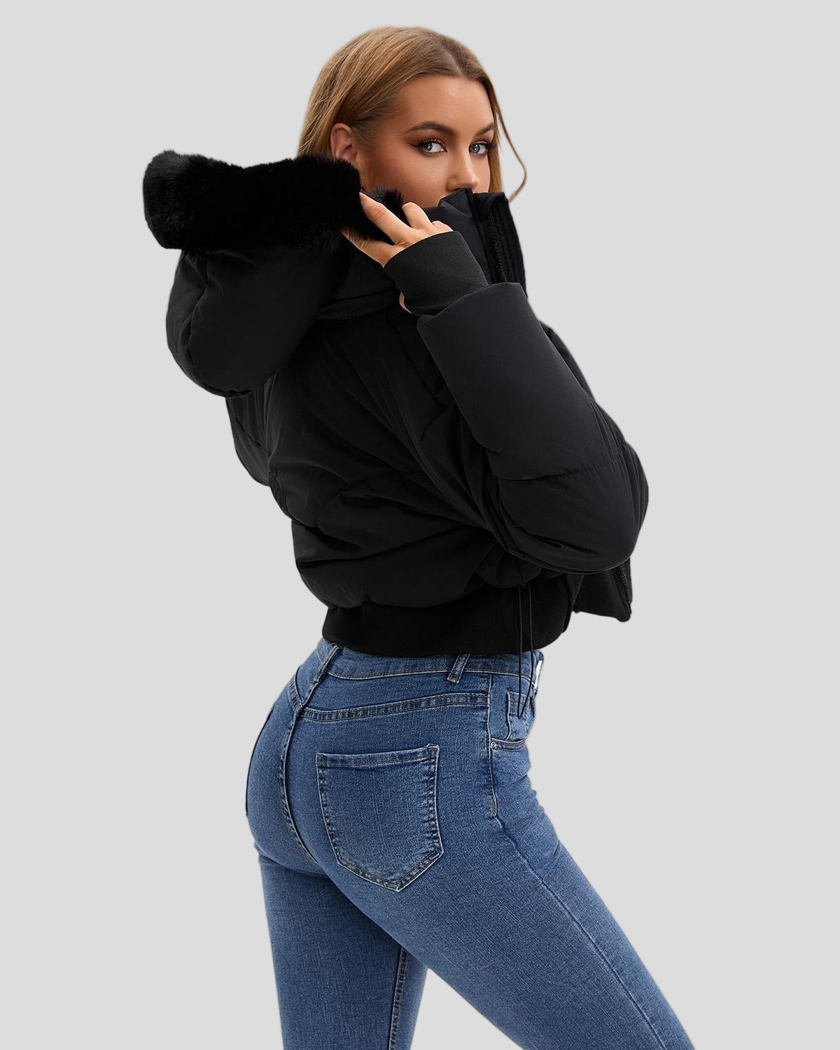 Kort pufferjacka med huva – ribbad fåll och tumhål