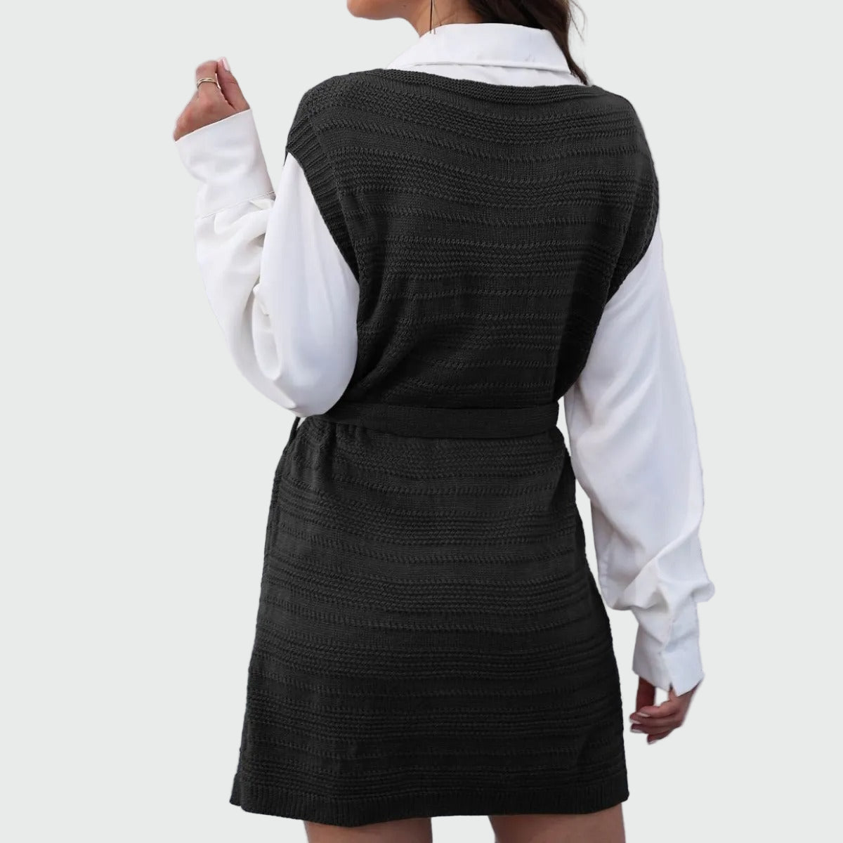 Ärmlös stickad klänning med bälte och framslits