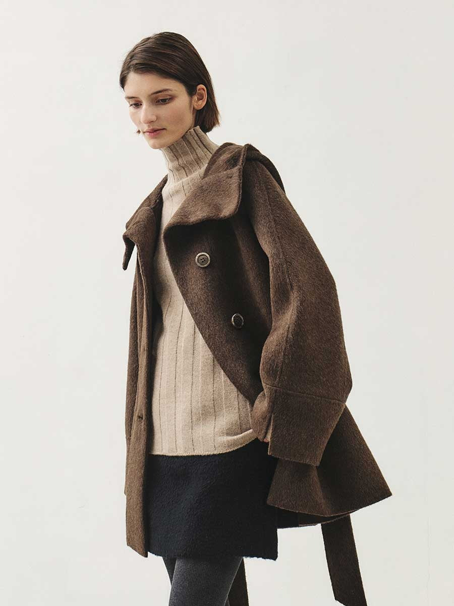 Brun kort kappa med bälte och hög krage