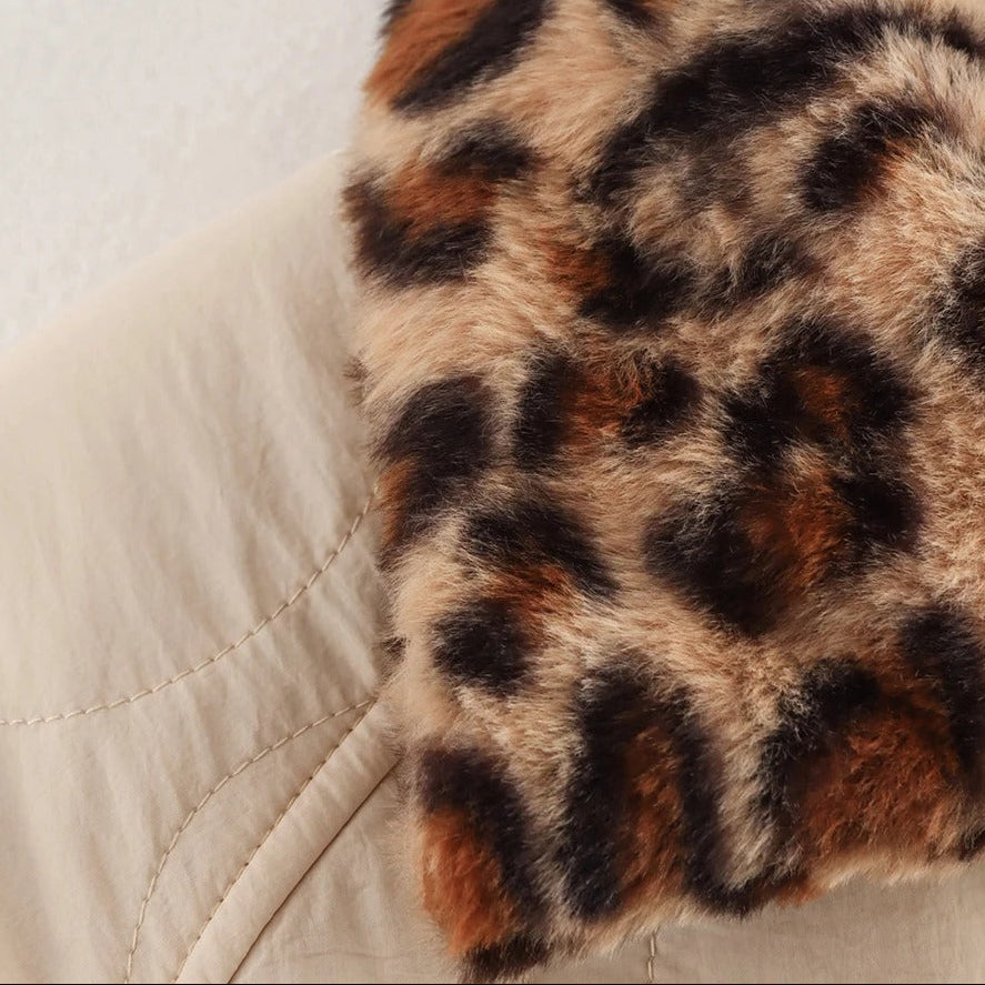 Krämfärgad tvåsidig quiltad jacka med leoparddetaljer