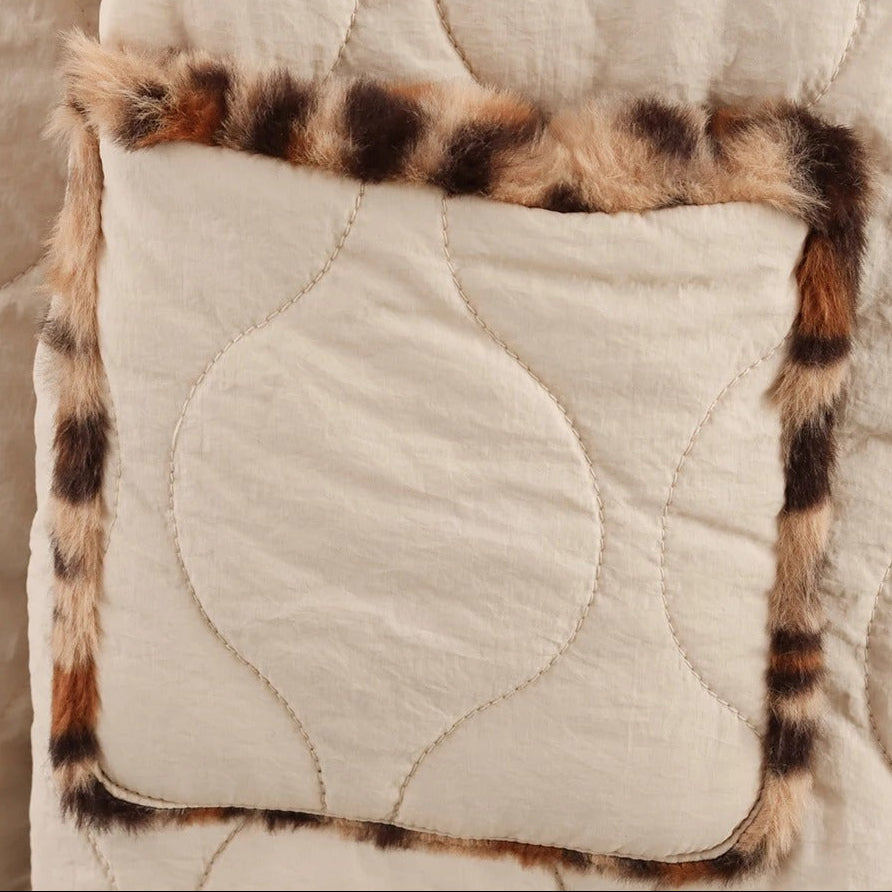 Krämfärgad tvåsidig quiltad jacka med leoparddetaljer