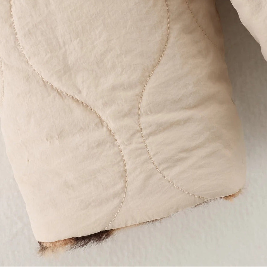 Krämfärgad tvåsidig quiltad jacka med leoparddetaljer