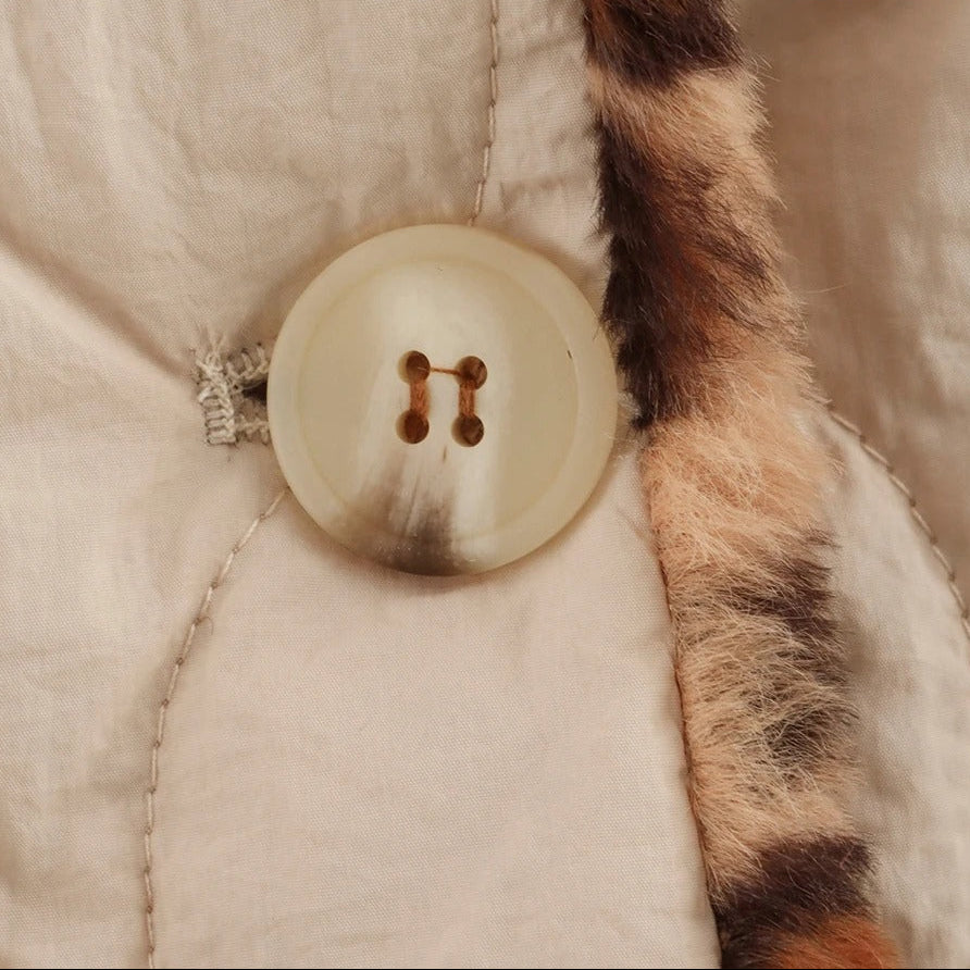 Krämfärgad tvåsidig quiltad jacka med leoparddetaljer
