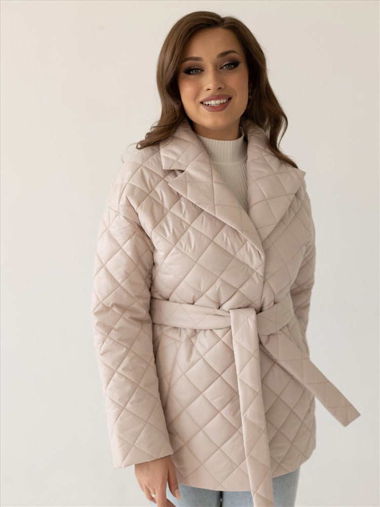 Beige quiltad jacka med skärp och sjalkrage